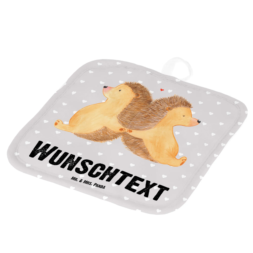 Personalisierte Topflappen Igel händchenhaltend Namensaufdruck, Personalisierter Ofenhandschuh, Personalisierte Topfuntersetzer, Topflappen Set personalisiert, Topflappen mit Namen, Topflappen personalisiert, Liebe, Partner, Freund, Freundin, Ehemann, Ehefrau, Heiraten, Verlobung, Heiratsantrag, Liebesgeschenk, Jahrestag, Hocheitstag, Lieblingsmensch, Hand in Hand, Geschenk für zwei, Gemeinsamkeit, Liebesbotschaft, große Liebe, Liebesbeweis, Hochzeit, Love, Igel, Igelliebe