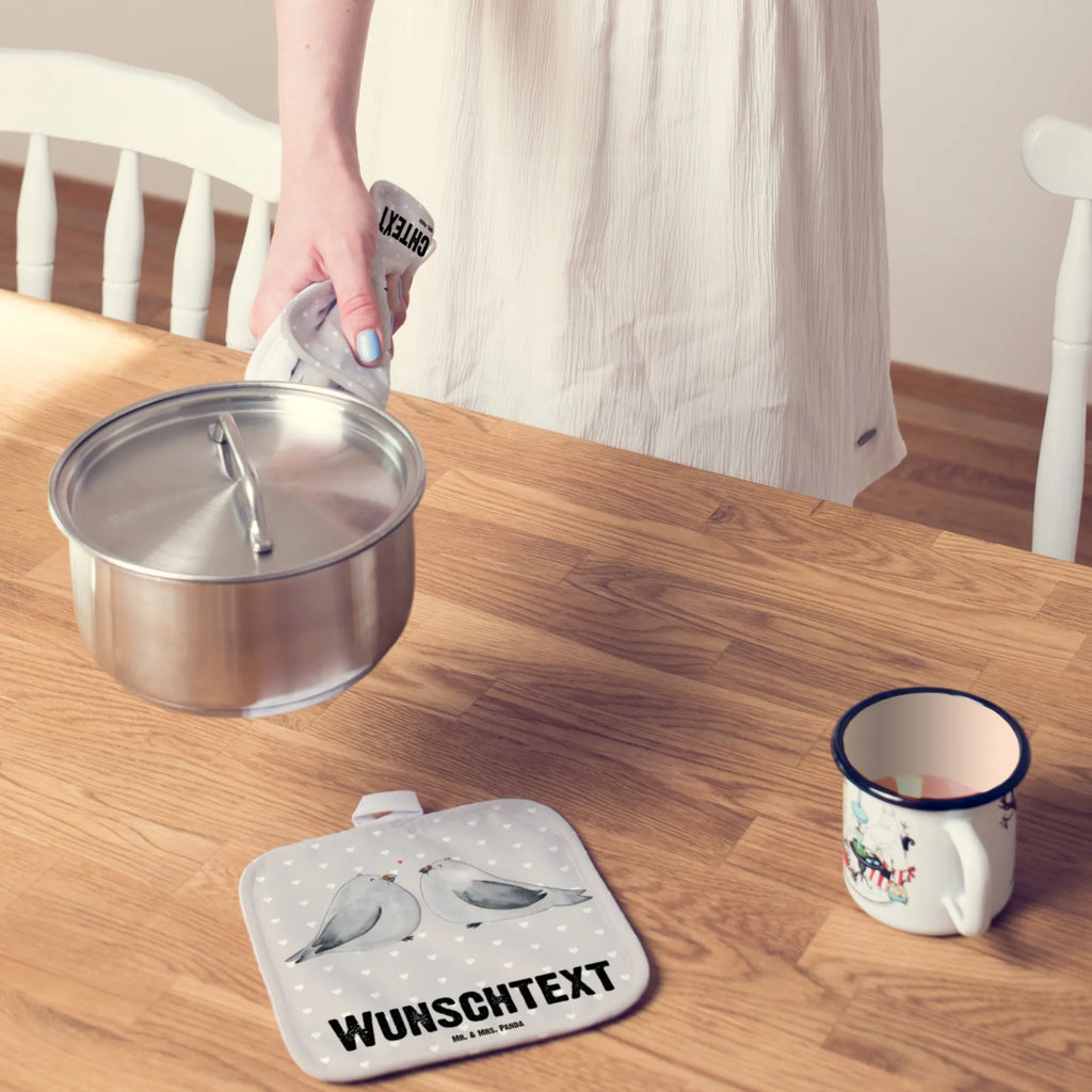 Personalisierte Topflappen Turteltauben Liebe Namensaufdruck, Personalisierter Ofenhandschuh, Topflappen Set Personalisiert, Topflappen Personalisiert, Topflappen mit Namen, Personalisierte Topfuntersetzer, Freundin, Freund, Liebe, Liebesgeschenk, Jahrestag, Verlobung, Partner, Ehemann, Ehefrau, Heiraten, Heiratsantrag, Hocheitstag, Turteltäubchen, Liebesbeweis, Verliebt, Geschenk Hochzeit, Geschenk Freund, Hochzeitstag, Turteltauben, Verheiratet, Verlobt, Geschenk Freundin, Tauben