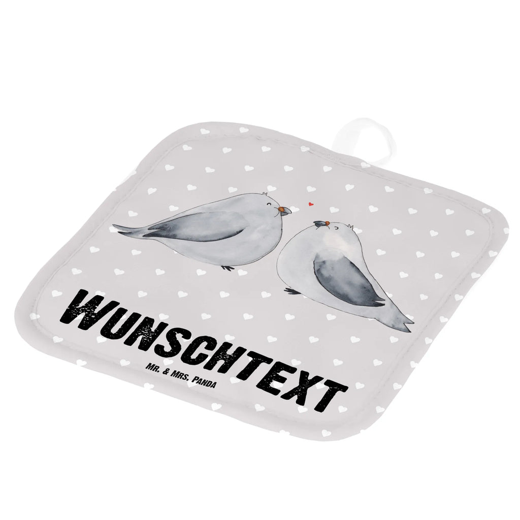 Personalisierte Topflappen Turteltauben Liebe Namensaufdruck, Personalisierter Ofenhandschuh, Topflappen Set Personalisiert, Topflappen Personalisiert, Topflappen mit Namen, Personalisierte Topfuntersetzer, Freundin, Freund, Liebe, Liebesgeschenk, Jahrestag, Verlobung, Partner, Ehemann, Ehefrau, Heiraten, Heiratsantrag, Hocheitstag, Turteltäubchen, Liebesbeweis, Verliebt, Geschenk Hochzeit, Geschenk Freund, Hochzeitstag, Turteltauben, Verheiratet, Verlobt, Geschenk Freundin, Tauben