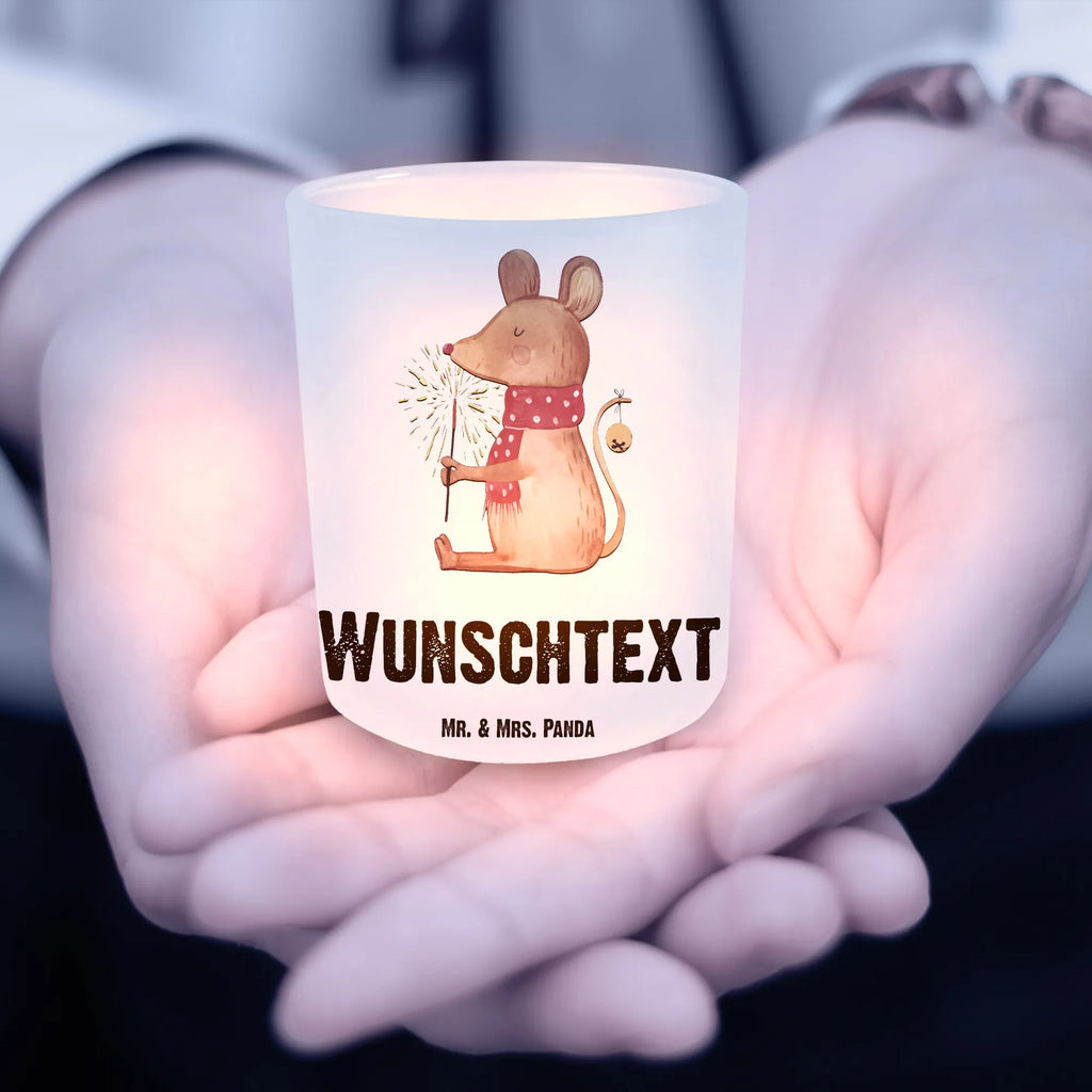 Personalisiertes Windlicht Weihnachtsmaus Windlicht Romantisch, Windlicht Groß, Windlicht Design, Windlicht Modern, Windlicht Für Draußen, Windlicht Terrasse, Windlicht Glas mit Wunschtext, Windlicht Handgemacht, Windlicht Skandinavisch, Teelichthalter mit Namen, Windlicht Garten mit Namen, Windlicht Geschenk, Windlicht Nachhaltig, Windlicht Outdoor, Windlicht mit Namen, Windlichter mit Namen, Windlicht Draußen selber gestalten, Windlicht Dekoration mit Namen, Windlicht Vintage mit Namen, Windlicht Balkon, Teelicht Glas mit Namen, Teelichthalter Outdoor mit Namen, Windlicht Laterne, Windlicht Kerzenhalter, Teelichthalter mit Wunschtext, Windlicht Klein, Teelichthalter für draußen selber gestalten, Windlicht Wohnzimmer, Windlicht Boho, Winter, Weihnachten, Weihnachtsdeko, Nikolaus, Advent, Heiligabend, Wintermotiv, Weihnachtsgruß, Frohe Weihnachten, Mäuschen, Weihnachtswunder, Maus, Weihnachtsmotiv