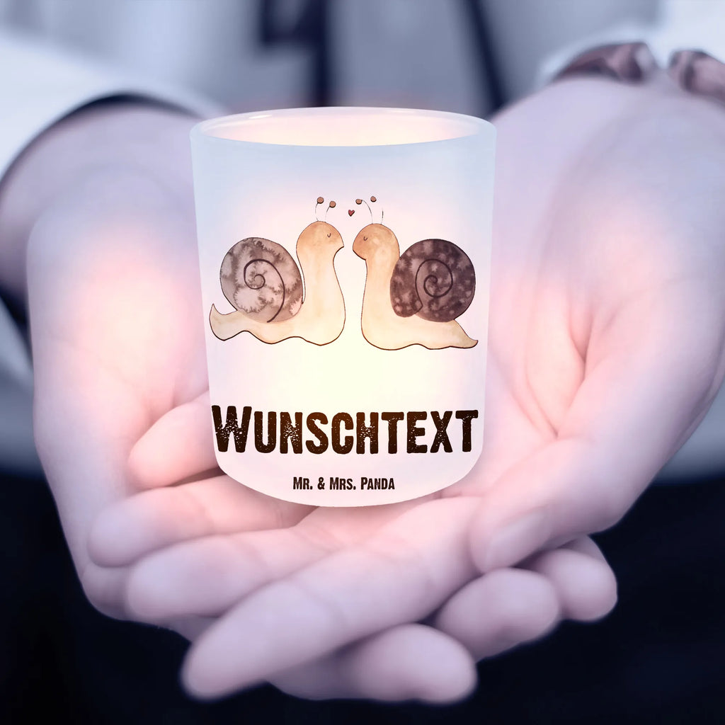Personalisiertes Windlicht Schnecken Liebe Windlicht Balkon, Teelichthalter Outdoor mit Namen, Teelichthalter mit Wunschtext, Teelichthalter für draußen selber gestalten, Windlicht Draußen selber gestalten, Windlicht Skandinavisch, Windlicht Groß, Windlicht Klein, Windlicht Nachhaltig, Teelicht Glas mit Namen, Windlicht Boho, Windlicht Geschenk, Windlicht mit Namen, Windlicht Handgemacht, Windlicht Outdoor, Windlicht Wohnzimmer, Windlicht Terrasse, Windlicht Laterne, Windlicht Für Draußen, Windlicht Modern, Windlicht Garten mit Namen, Teelichthalter mit Namen, Windlichter mit Namen, Windlicht Design, Windlicht Romantisch, Windlicht Dekoration mit Namen, Windlicht Vintage mit Namen, Windlicht Kerzenhalter, Windlicht Glas mit Wunschtext, Liebe, Partner, Freund, Freundin, Ehemann, Ehefrau, Heiraten, Verlobung, Heiratsantrag, Liebesgeschenk, Jahrestag, Hocheitstag