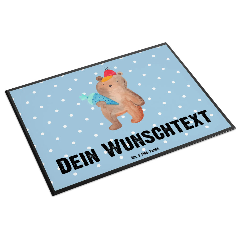 Personalisierte Schreibtischunterlage Bär mit Schultüte Personalisierte Schreibunterlage, Namensaufdruck, Schreibunterlage mit Namen, Personalisierte Schreibtisch Unterlagen, Schreibtisch Unterlagen mit Namen, Schreibtischauflage mit Namen, Selbst gestalten, Namenspersonalisierung, Personalisierte Schreibtischauflage, Bär, Teddy, Teddybär, Bär Motiv, Schulbeginn, Einschulung Geschenk, Erster Schultag Geschenk, Grundschule, Schule Geschenk, Schulanfang, Schultüte