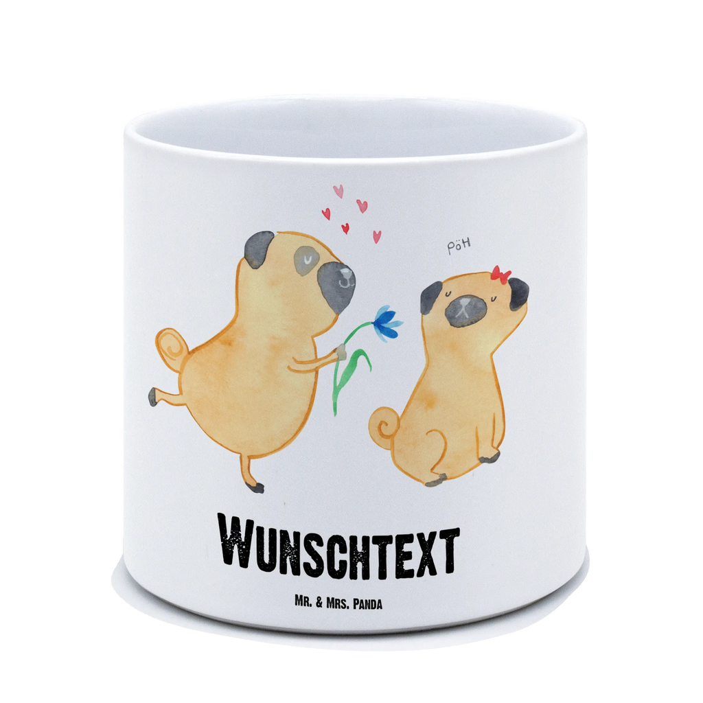 Personalisierter XL Blumentopf Mops verliebt Blumentopf Groß Mit Gravur, XL Blumentopf Für Wohnzimmer Mit Gravur, Blumentopf Groß Mit Text, Blumentopf Extra Groß Mit Personalisierung, Großer Blumentopf Als Geschenk Mit Wunschtext, Wetterfester XL Blumentopf Mit Gravur, XL Blumentopf Modern Mit Namen, Großer Pflanztopf Für Mama Mit Wunschtext, Großer Übertopf Für Hochzeit Mit Gravur, XL Blumentopf Mit Wunschtext, Großer Dekotopf Mit Namen, XL Blumentopf Mit Namen, Blumentopf Für Terrasse Personalisiert, Blumentopf Groß Aus Keramik Mit Gravur, Großer Pflanzkübel Selbst Gestalten, Übertopf XL Mit Wunschtext, XL Pflanzgefäß Mit Wunschtext, XL Blumentopf Aus Kunststoff Mit Wunschtext, Großer Blumentopf Personalisiert, Blumentopf Für Garten Mit Wunschtext, Beton Blumentopf Groß Mit Namen, Pflanzkübel Groß Mit Namen, Rustikaler XL Blumentopf Personalisiert, Blumentopf Für Balkon Mit Namen, Personalisierter XL Blumentopf, Klassischer Großer Blumentopf Mit Gravur, Pflanztopf Groß Mit Gravur, Ton Blumentopf Groß Mit Wunschtext, Frostsicherer Pflanzkübel Mit Wunschtext, Hund, Hundemotiv, Haustier, Hunderasse, Tierliebhaber, Hundebesitzer, Sprüche, Partner, Hundeliebe, verliebt, Mops, Liebe, Möpse, Liebesspruch. Verlobt, Geschenk Freund