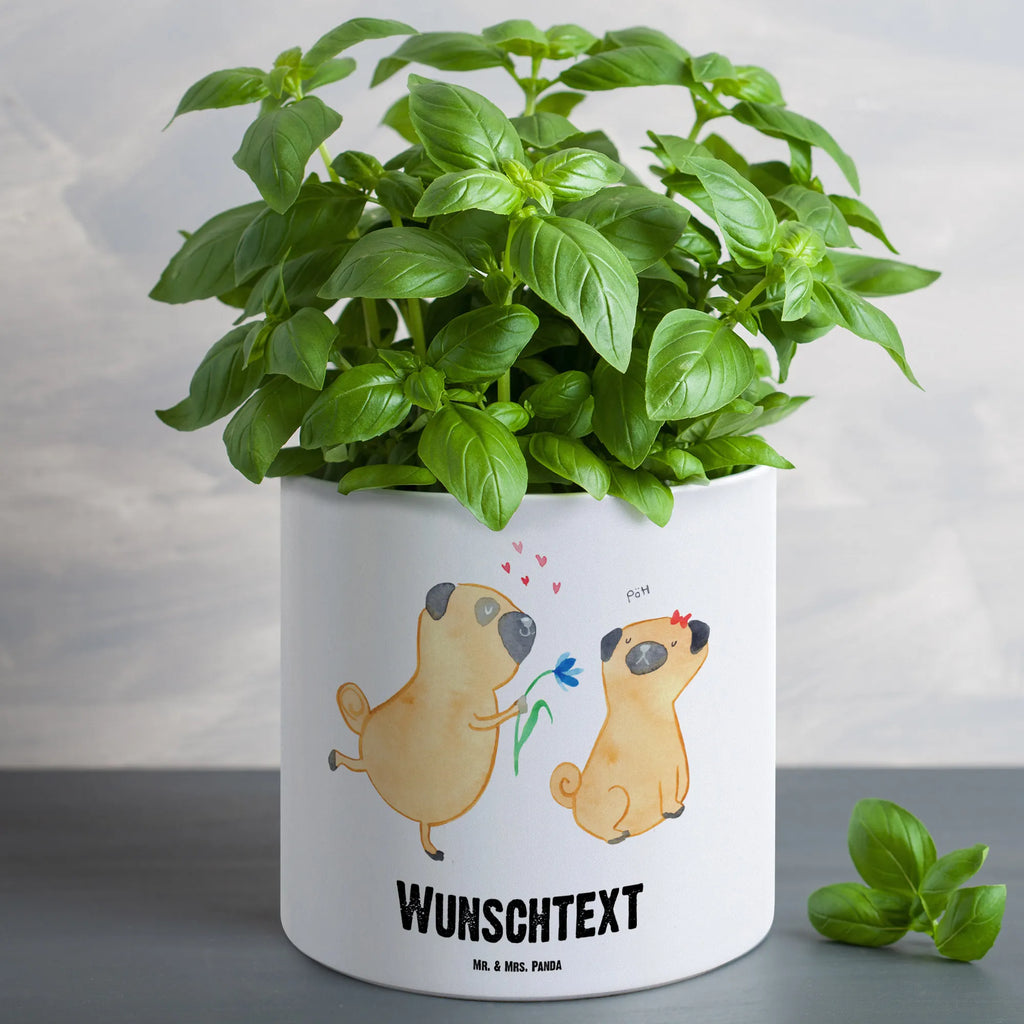 Personalisierter XL Blumentopf Mops verliebt Blumentopf Groß Mit Gravur, XL Blumentopf Für Wohnzimmer Mit Gravur, Blumentopf Groß Mit Text, Blumentopf Extra Groß Mit Personalisierung, Großer Blumentopf Als Geschenk Mit Wunschtext, Wetterfester XL Blumentopf Mit Gravur, XL Blumentopf Modern Mit Namen, Großer Pflanztopf Für Mama Mit Wunschtext, Großer Übertopf Für Hochzeit Mit Gravur, XL Blumentopf Mit Wunschtext, Großer Dekotopf Mit Namen, XL Blumentopf Mit Namen, Blumentopf Für Terrasse Personalisiert, Blumentopf Groß Aus Keramik Mit Gravur, Großer Pflanzkübel Selbst Gestalten, Übertopf XL Mit Wunschtext, XL Pflanzgefäß Mit Wunschtext, XL Blumentopf Aus Kunststoff Mit Wunschtext, Großer Blumentopf Personalisiert, Blumentopf Für Garten Mit Wunschtext, Beton Blumentopf Groß Mit Namen, Pflanzkübel Groß Mit Namen, Rustikaler XL Blumentopf Personalisiert, Blumentopf Für Balkon Mit Namen, Personalisierter XL Blumentopf, Klassischer Großer Blumentopf Mit Gravur, Pflanztopf Groß Mit Gravur, Ton Blumentopf Groß Mit Wunschtext, Frostsicherer Pflanzkübel Mit Wunschtext, Hund, Hundemotiv, Haustier, Hunderasse, Tierliebhaber, Hundebesitzer, Sprüche, Partner, Hundeliebe, verliebt, Mops, Liebe, Möpse, Liebesspruch. Verlobt, Geschenk Freund