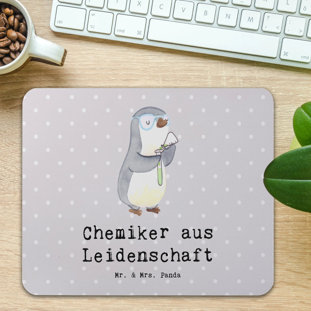 Mouse mat chemist Passion PC Zubehör, Mauspad, Designer Mauspad, Mauspad Büro, Mousepad, Einzigartiges Mauspad, Arbeitszimmer, Büroausstattung, Mausunterlage, Computer zubehör, Beruf, Ausbildung, Jubiläum, Abschied, Rente, Kollege, Kollegin, Geschenk, Schenken, Arbeitskollege, Mitarbeiter, Firma, Danke, Dankeschön, Labor, Chemiker, Studium, Forschung, Naturwissenschaftler, Wissenschaftler, Chemielaborant