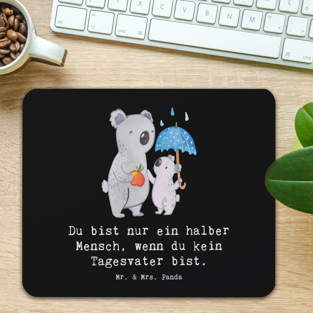 Mauspad Tagesvater mit Herz Arbeitszimmer, PC Zubehör, Mauspad, Mauspad Büro, Mausunterlage, Einzigartiges Mauspad, Designer Mauspad, Mousepad, Computer zubehör, Büroausstattung, Beruf, Ausbildung, Jubiläum, Abschied, Rente, Kollege, Kollegin, Geschenk, Schenken, Arbeitskollege, Mitarbeiter, Firma, Danke, Dankeschön