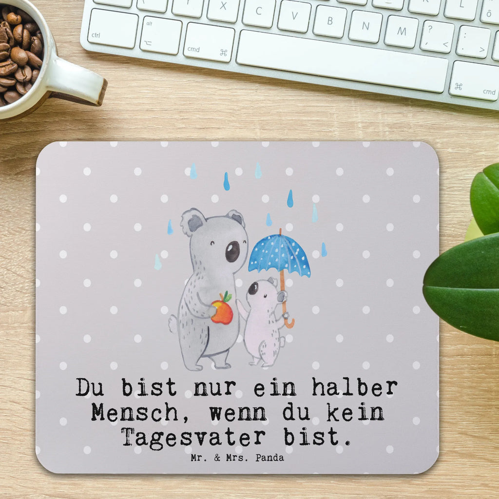 Mauspad Tagesvater mit Herz Arbeitszimmer, PC Zubehör, Mauspad, Mauspad Büro, Mausunterlage, Einzigartiges Mauspad, Designer Mauspad, Mousepad, Computer zubehör, Büroausstattung, Beruf, Ausbildung, Jubiläum, Abschied, Rente, Kollege, Kollegin, Geschenk, Schenken, Arbeitskollege, Mitarbeiter, Firma, Danke, Dankeschön