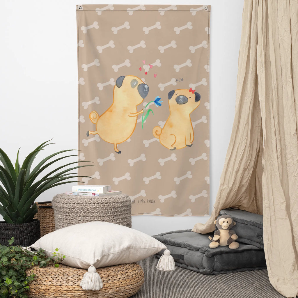 Tapestry pug In love Wandbehang, Schmuck-Wandbehang, Kinderzimmer Wanddeko, Wanddeko, Dekoration, Wandbild, Kinderzimmer Wand, Kinderzimmer Deko, Wandtuch, Tapestry, Kinderzimmer, Wandteppich, Tapisserie, Wand Deko, Textil-Kunst, Boho, Hund, Hundemotiv, Haustier, Hunderasse, Tierliebhaber, Hundebesitzer, Sprüche, verliebt, Mops, Liebesspruch. Verlobt, Partner, Hundeliebe, Geschenk Freund, Liebe, Möpse