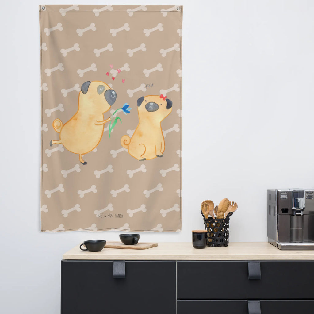 Tapestry pug In love Wandbehang, Schmuck-Wandbehang, Kinderzimmer Wanddeko, Wanddeko, Dekoration, Wandbild, Kinderzimmer Wand, Kinderzimmer Deko, Wandtuch, Tapestry, Kinderzimmer, Wandteppich, Tapisserie, Wand Deko, Textil-Kunst, Boho, Hund, Hundemotiv, Haustier, Hunderasse, Tierliebhaber, Hundebesitzer, Sprüche, verliebt, Mops, Liebesspruch. Verlobt, Partner, Hundeliebe, Geschenk Freund, Liebe, Möpse