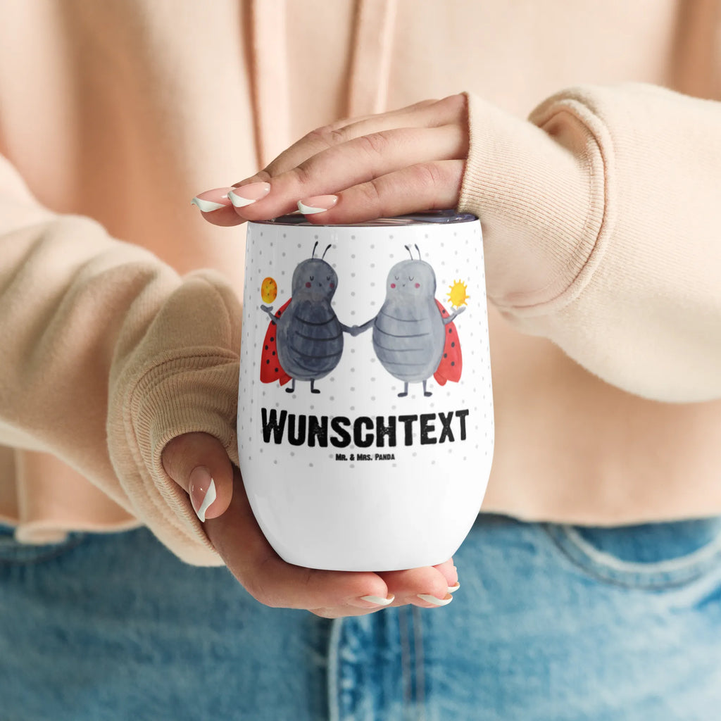 Personalisierter Weinbecher Sternzeichen Zwilling Klassisches Weinglas Mit Namensgravur, Thermo-Weinbecher Mit Namensaufdruck, Weinbecher Für Picknick Mit Namen, Weinglas Für Party Mit Wunschname, Kunststoff-Weinglas Mit Namen, Weinbecher Mit Deckel Und Namen, Becher Aus Edelstahl Für Wein Mit Namen, Acryl-Weinbecher Mit Namensgravur, Becher Für Wein Mit Namensdruck, Weinbecher Für Camping Mit Namensgravur, Modernes Weinglas Mit Wunschname, Kristallglas Weinglas Mit Wunschname, Stapelbares Weinglas Mit Namen, Weinglas Mit Initialen, Trinkbecher Wein Mit Namen, Rustikaler Weinbecher Mit Namen, Bambus-Weinbecher Mit Wunschname, Weinbecher Mit Namen, Weinglas Mit Namensgravur, Kelchglas Mit Wunschname, Öko Weinglas Mit Namensdruck, Personalisierter Weinbecher, Weinglas Für Zuhause Mit Namensgravur, Weinbecher Aus Edelstahl Mit Namen, Spülmaschinenfestes Weinglas Mit Gravur, Reise-Weinbecher Mit Namen, Universalglas Mit Namensgravur, Mundgeblasenes Weinglas Mit Namen, Umweltfreundliches Weinglas Mit Namen, Tierkreiszeichen, Sternzeichen, Horoskop, Astrologie, Aszendent, Zwilling Sternzeichen, Glückskäfer, Zwillinge, Zwillingsschwester, Zwilling Geschenk, Geschenk Juni, Geburtstag Mai, Zwillingsbruder, Geschenk Mai, Marienkäfer