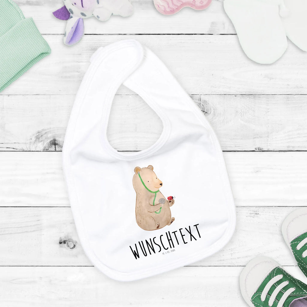 Personalisiertes Babylätzchen Bär Arzt Lätzchen Mit Datum Oder Spruch, Babylätzchen Mit Text Für Kita Oder Krippe, Spucktuch Baby Mit Name, Lätzchen Mit Initialen, Neugeborenen Lätzchen Mit Namen, Individuelles Babylätzchen, Baumwoll Lätzchen Mit Text, Personalisierter Babylätzchen, Babylätzchen Mit Namen, Lätzchen Mit Spruch Und Namen, Baby Halstuch Mit Persönlichem Text, Babyhalstuch Mit Namen, Babylätzchen Für Taufe Personalisiert, Babylätzchen Mit Motiv Und Namen, Geschenkidee Baby Lätzchen Personalisiert, Handgemachtes Babylätzchen Mit Personalisierung, Halstuch Für Babys Personalisiert, Personalisiertes Babylätzchen Für Jungen, Dreieckstuch Baby Mit Namen, Baby Lätzchen Geschenk Mit Namen, Sabberlätzchen Personalisiert, Baby Lätzchen Mit Wunschtext, Bio Babylätzchen Personalisiert, Bedrucktes Babylätzchen Mit Wunschtext, Lustiges Lätzchen Mit Wunschtext, Babylätzchen Selbst Gestalten, Personalisiertes Babylätzchen Für Mädchen, Bär, Teddy, Teddybär, Ärztin, Professorin, Doktorin, Doktor, Arzt, Professor