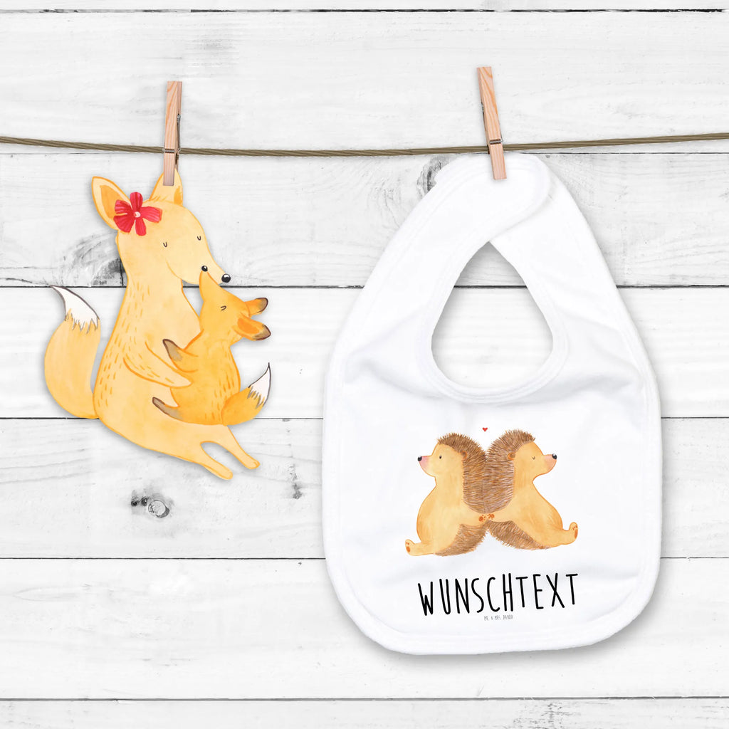 Personalisiertes Babylätzchen Igel händchenhaltend Babyhalstuch Mit Namen, Dreieckstuch Baby Mit Namen, Personalisierter Babylätzchen, Baumwoll Lätzchen Mit Text, Baby Halstuch Mit Persönlichem Text, Babylatz, Bio Babylätzchen Personalisiert, Personalisiertes Babylätzchen Für Jungen, Babyshower, Lätzchen Mit Datum Oder Spruch, Handgemachtes Babylätzchen Mit Personalisierung, Lätzchen Mit Initialen, Bedrucktes Babylätzchen Mit Wunschtext, Baby Erstausstattung, Lustiges Lätzchen Mit Wunschtext, Geschenkidee Baby Lätzchen Personalisiert, Individuelles Babylätzchen, Babyartikel, Babyausstattung, Personalisiertes Babylätzchen Für Mädchen, Halstuch Für Babys Personalisiert, Neugeborenen Lätzchen Mit Namen, Lätzchen Mit Spruch Und Namen, Kleinkind, Baby Lätzchen Geschenk Mit Namen, Babylätzchen Mit Text Für Kita Oder Krippe, Babylätzchen Mit Namen, Babyparty, Babylätzchen Selbst Gestalten, Babykleidung, Babylätzchen Mit Motiv Und Namen, Kinderkleidung, Geschenk Zur Geburt, Babymode, Spucktuch Baby Mit Name, Lätze, Eltern, Babylätzchen Für Taufe Personalisiert, Sabberlätzchen Personalisiert, Baby Lätzchen Mit Wunschtext, Freundin, Freund, Liebe, Liebesgeschenk, Jahrestag, Verlobung, Partner, Ehemann, Ehefrau, Heiraten, Heiratsantrag, Hocheitstag, Igelliebe, Igel, Hand in Hand, Liebesbeweis, Gemeinsamkeit, Geschenk für Zwei, Hochzeit, Große Liebe, Liebesbotschaft, Lieblingsmensch, Love