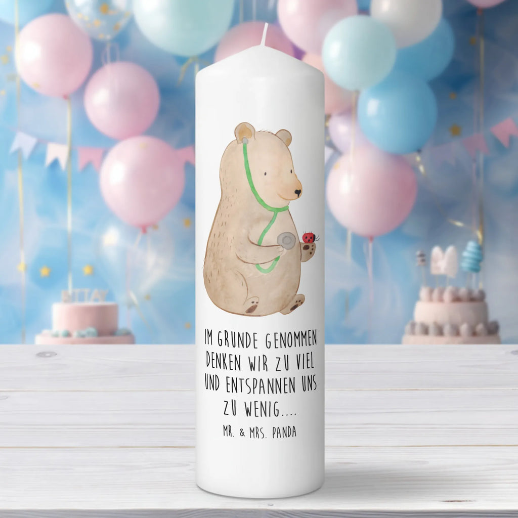 Candle bear Physician Zylinderkerze, Dekokerze, Dekorative Kerze, Kerze Mit Motiv, Schmuckkerze, Kerze Mit Spruch, Erinnerungslicht, Geburtstagskerze, Grosse Kerze, Gartenkerze, Tafelkerze, Geburtskerze, Wachskerze, Bedruckte Kerze, Handgemachte Kerze, Kommunionskerze, Blockkerze, Osterkerze, Dinnerkerze, Laternenkerze, Stumpenkerze, Wunschkerze, Adventskerze, Hochzeitskerze, Tischkerze, Weihnachtskerze, Erinnerungskerze, Teddy, Bär, Teddybär, Professor, Arzt, Doktorin, Professorin, Doktor, Ärztin
