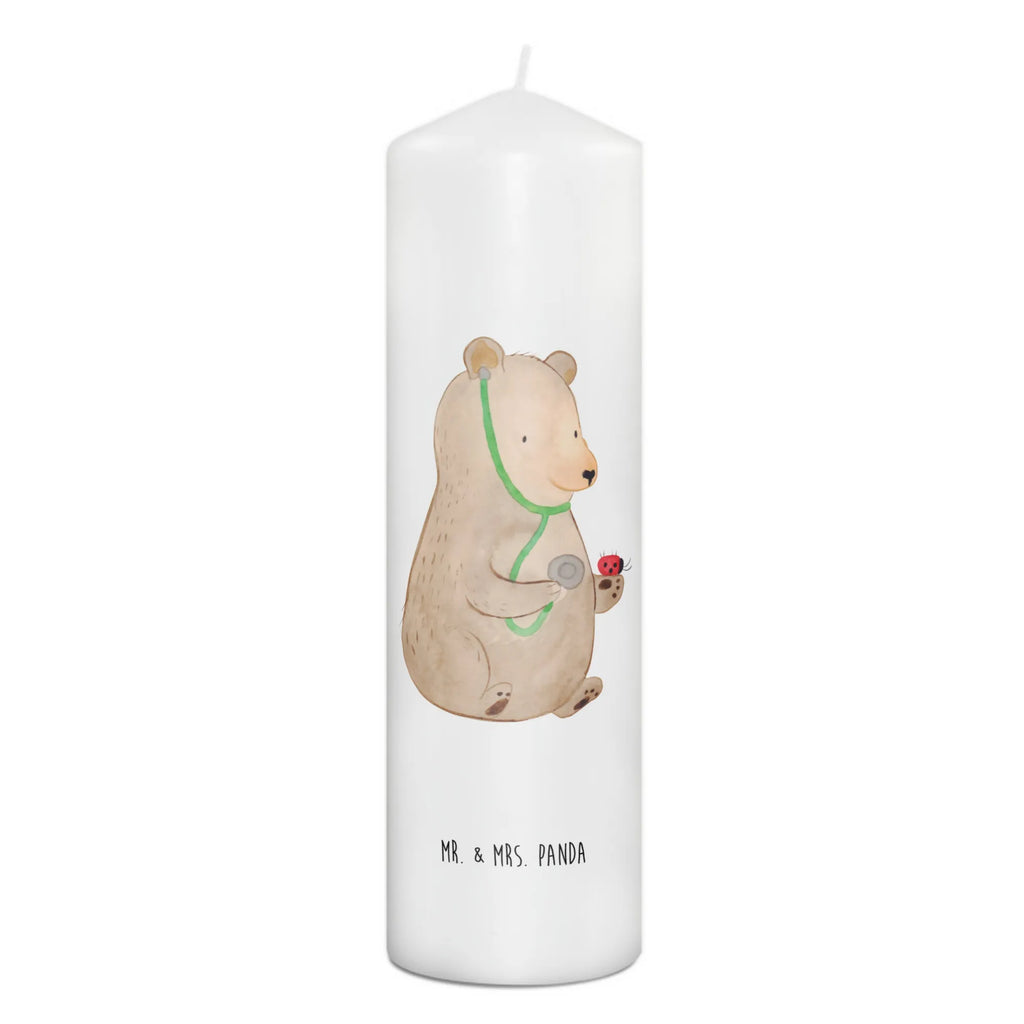 Candle bear Physician Zylinderkerze, Dekokerze, Dekorative Kerze, Kerze Mit Motiv, Schmuckkerze, Kerze Mit Spruch, Erinnerungslicht, Geburtstagskerze, Grosse Kerze, Gartenkerze, Tafelkerze, Geburtskerze, Wachskerze, Bedruckte Kerze, Handgemachte Kerze, Kommunionskerze, Blockkerze, Osterkerze, Dinnerkerze, Laternenkerze, Stumpenkerze, Wunschkerze, Adventskerze, Hochzeitskerze, Tischkerze, Weihnachtskerze, Erinnerungskerze, Teddy, Bär, Teddybär, Professor, Arzt, Doktorin, Professorin, Doktor, Ärztin