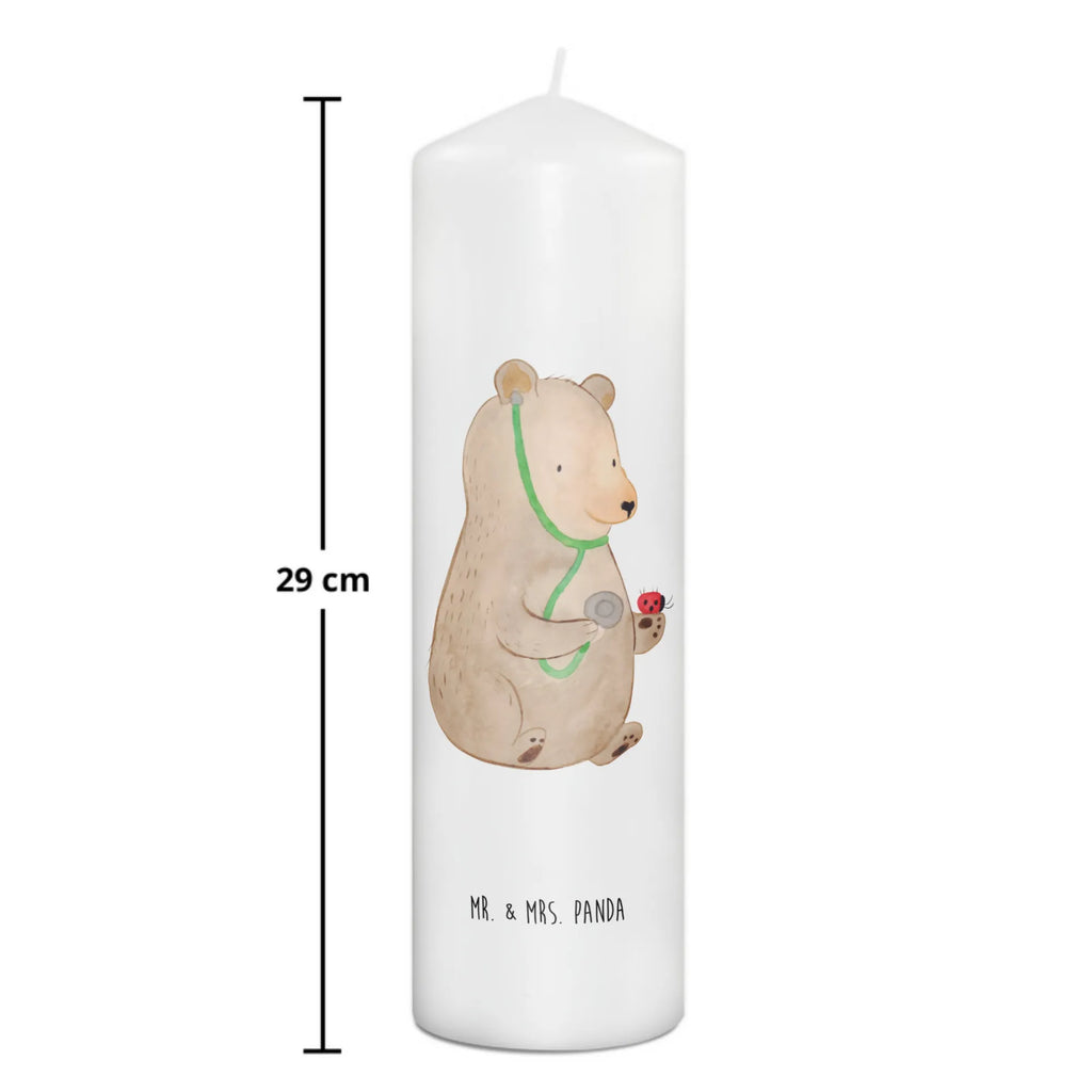 Candle bear Physician Zylinderkerze, Dekokerze, Dekorative Kerze, Kerze Mit Motiv, Schmuckkerze, Kerze Mit Spruch, Erinnerungslicht, Geburtstagskerze, Grosse Kerze, Gartenkerze, Tafelkerze, Geburtskerze, Wachskerze, Bedruckte Kerze, Handgemachte Kerze, Kommunionskerze, Blockkerze, Osterkerze, Dinnerkerze, Laternenkerze, Stumpenkerze, Wunschkerze, Adventskerze, Hochzeitskerze, Tischkerze, Weihnachtskerze, Erinnerungskerze, Teddy, Bär, Teddybär, Professor, Arzt, Doktorin, Professorin, Doktor, Ärztin