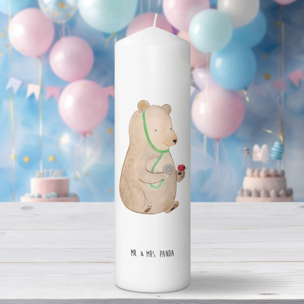 Candle bear Physician Zylinderkerze, Dekokerze, Dekorative Kerze, Kerze Mit Motiv, Schmuckkerze, Kerze Mit Spruch, Erinnerungslicht, Geburtstagskerze, Grosse Kerze, Gartenkerze, Tafelkerze, Geburtskerze, Wachskerze, Bedruckte Kerze, Handgemachte Kerze, Kommunionskerze, Blockkerze, Osterkerze, Dinnerkerze, Laternenkerze, Stumpenkerze, Wunschkerze, Adventskerze, Hochzeitskerze, Tischkerze, Weihnachtskerze, Erinnerungskerze, Teddy, Bär, Teddybär, Professor, Arzt, Doktorin, Professorin, Doktor, Ärztin