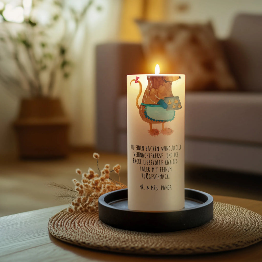 Kerze Maus Kekse Tischkerze, Weihnachtskerze, Kerze Mit Spruch, Stumpenkerze, Schmuckkerze, Osterkerze, Grosse Kerze, Dinnerkerze, Hochzeitskerze, Adventskerze, Handgemachte Kerze, Bedruckte Kerze, Geburtskerze, Geburtstagskerze, Kerze Mit Motiv, Tafelkerze, Wunschkerze, Dekokerze, Erinnerungslicht, Blockkerze, Laternenkerze, Wachskerze, Dekorative Kerze, Gartenkerze, Kommunionskerze, Zylinderkerze, Erinnerungskerze, Weihnachten, Winter, Weihnachtsdeko, Nikolaus, Advent, Heiligabend, Wintermotiv, Plätzchen, Kekse, Backen, Weihnachtsbäckerei, Weihnachtskekse, Maus, Chaosqueen