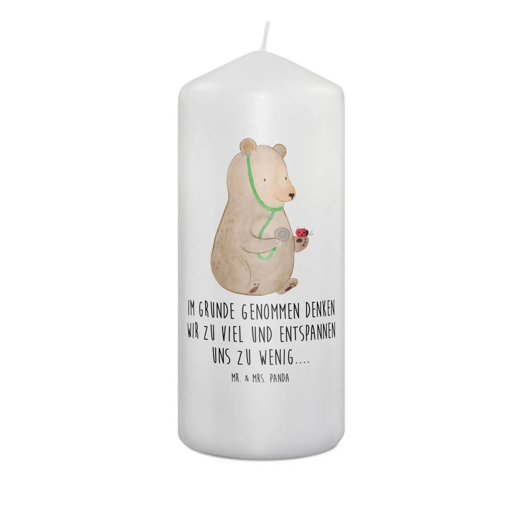 Candle bear Physician Zylinderkerze, Dekokerze, Dekorative Kerze, Kerze Mit Motiv, Schmuckkerze, Kerze Mit Spruch, Erinnerungslicht, Geburtstagskerze, Grosse Kerze, Gartenkerze, Tafelkerze, Geburtskerze, Wachskerze, Bedruckte Kerze, Handgemachte Kerze, Kommunionskerze, Blockkerze, Osterkerze, Dinnerkerze, Laternenkerze, Stumpenkerze, Wunschkerze, Adventskerze, Hochzeitskerze, Tischkerze, Weihnachtskerze, Erinnerungskerze, Teddy, Bär, Teddybär, Professor, Arzt, Doktorin, Professorin, Doktor, Ärztin