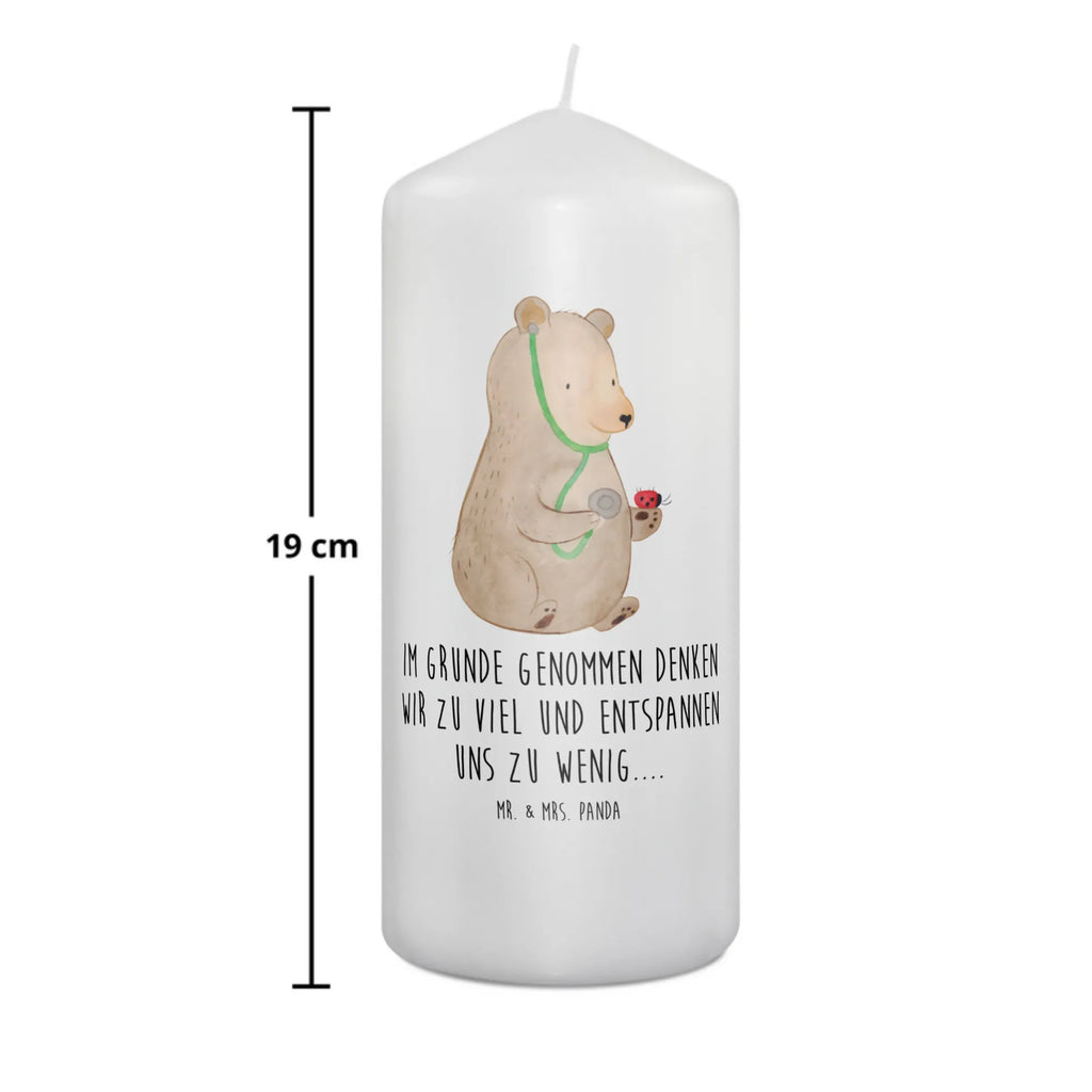 Candle bear Physician Zylinderkerze, Dekokerze, Dekorative Kerze, Kerze Mit Motiv, Schmuckkerze, Kerze Mit Spruch, Erinnerungslicht, Geburtstagskerze, Grosse Kerze, Gartenkerze, Tafelkerze, Geburtskerze, Wachskerze, Bedruckte Kerze, Handgemachte Kerze, Kommunionskerze, Blockkerze, Osterkerze, Dinnerkerze, Laternenkerze, Stumpenkerze, Wunschkerze, Adventskerze, Hochzeitskerze, Tischkerze, Weihnachtskerze, Erinnerungskerze, Teddy, Bär, Teddybär, Professor, Arzt, Doktorin, Professorin, Doktor, Ärztin
