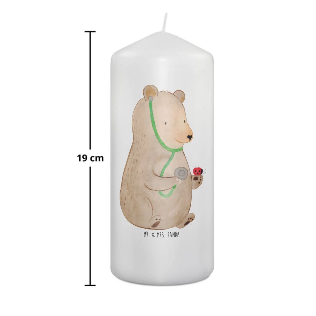 Candle bear Physician Zylinderkerze, Dekokerze, Dekorative Kerze, Kerze Mit Motiv, Schmuckkerze, Kerze Mit Spruch, Erinnerungslicht, Geburtstagskerze, Grosse Kerze, Gartenkerze, Tafelkerze, Geburtskerze, Wachskerze, Bedruckte Kerze, Handgemachte Kerze, Kommunionskerze, Blockkerze, Osterkerze, Dinnerkerze, Laternenkerze, Stumpenkerze, Wunschkerze, Adventskerze, Hochzeitskerze, Tischkerze, Weihnachtskerze, Erinnerungskerze, Teddy, Bär, Teddybär, Professor, Arzt, Doktorin, Professorin, Doktor, Ärztin