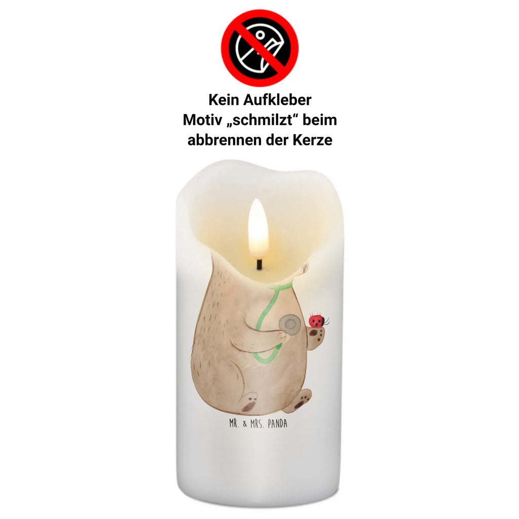 Candle bear Physician Zylinderkerze, Dekokerze, Dekorative Kerze, Kerze Mit Motiv, Schmuckkerze, Kerze Mit Spruch, Erinnerungslicht, Geburtstagskerze, Grosse Kerze, Gartenkerze, Tafelkerze, Geburtskerze, Wachskerze, Bedruckte Kerze, Handgemachte Kerze, Kommunionskerze, Blockkerze, Osterkerze, Dinnerkerze, Laternenkerze, Stumpenkerze, Wunschkerze, Adventskerze, Hochzeitskerze, Tischkerze, Weihnachtskerze, Erinnerungskerze, Teddy, Bär, Teddybär, Professor, Arzt, Doktorin, Professorin, Doktor, Ärztin