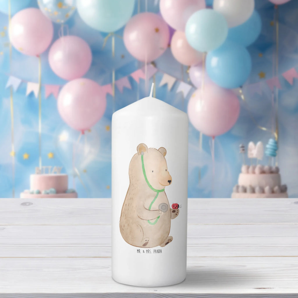 Candle bear Physician Zylinderkerze, Dekokerze, Dekorative Kerze, Kerze Mit Motiv, Schmuckkerze, Kerze Mit Spruch, Erinnerungslicht, Geburtstagskerze, Grosse Kerze, Gartenkerze, Tafelkerze, Geburtskerze, Wachskerze, Bedruckte Kerze, Handgemachte Kerze, Kommunionskerze, Blockkerze, Osterkerze, Dinnerkerze, Laternenkerze, Stumpenkerze, Wunschkerze, Adventskerze, Hochzeitskerze, Tischkerze, Weihnachtskerze, Erinnerungskerze, Teddy, Bär, Teddybär, Professor, Arzt, Doktorin, Professorin, Doktor, Ärztin