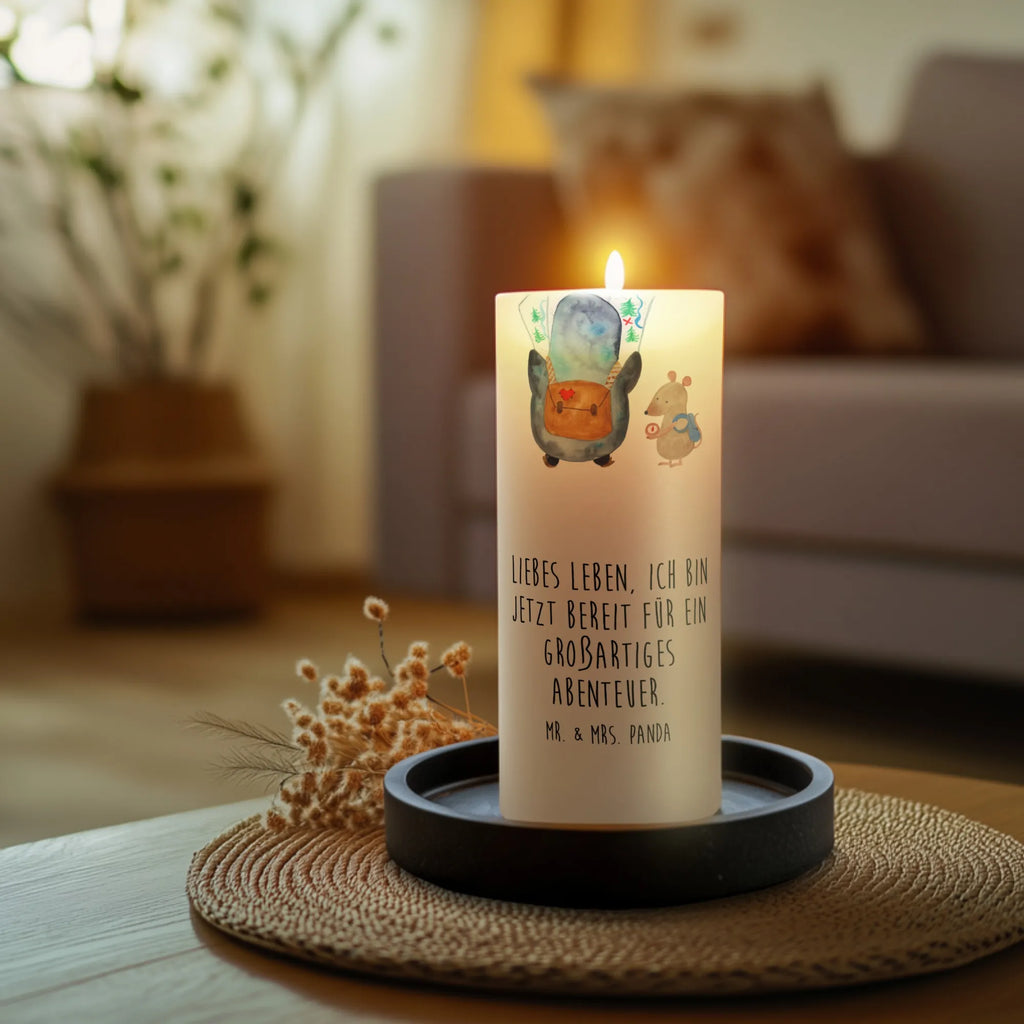Candle Penguin & Mouse Hiker Zylinderkerze, Stumpenkerze, Gartenkerze, Geburtskerze, Wachskerze, Adventskerze, Dinnerkerze, Weihnachtskerze, Laternenkerze, Hochzeitskerze, Grosse Kerze, Wunschkerze, Handgemachte Kerze, Dekokerze, Kerze Mit Spruch, Tischkerze, Dekorative Kerze, Bedruckte Kerze, Geburtstagskerze, Schmuckkerze, Erinnerungslicht, Kommunionskerze, Osterkerze, Erinnerungskerze, Tafelkerze, Blockkerze, Kerze Mit Motiv, Pinguin, Roadtrip, Abenteuer, Pinguine, Wandern, Abenteurer, Ausflug, Wanderlust