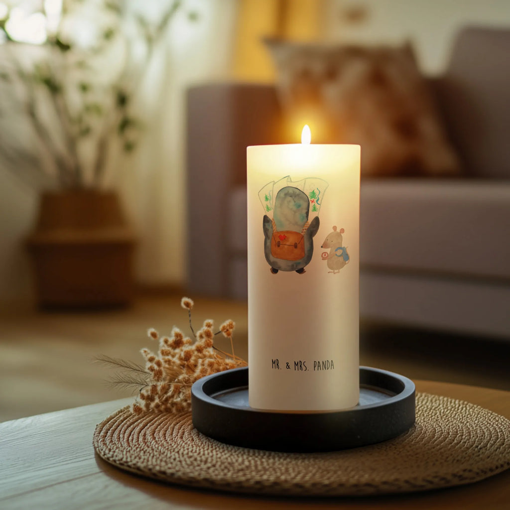 Candle Penguin & Mouse Hiker Zylinderkerze, Stumpenkerze, Gartenkerze, Geburtskerze, Wachskerze, Adventskerze, Dinnerkerze, Weihnachtskerze, Laternenkerze, Hochzeitskerze, Grosse Kerze, Wunschkerze, Handgemachte Kerze, Dekokerze, Kerze Mit Spruch, Tischkerze, Dekorative Kerze, Bedruckte Kerze, Geburtstagskerze, Schmuckkerze, Erinnerungslicht, Kommunionskerze, Osterkerze, Erinnerungskerze, Tafelkerze, Blockkerze, Kerze Mit Motiv, Pinguin, Roadtrip, Abenteuer, Pinguine, Wandern, Abenteurer, Ausflug, Wanderlust