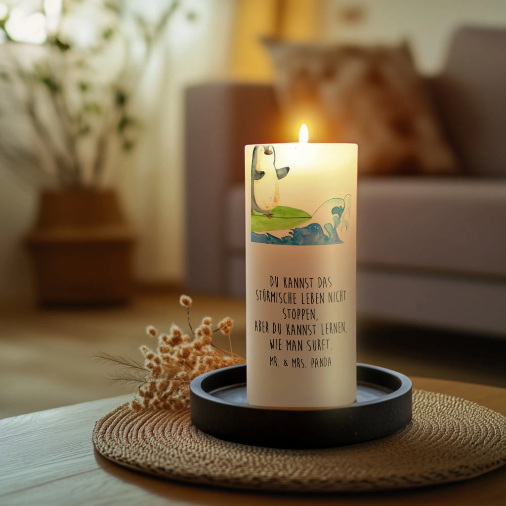 Kerze Pinguin Surfer Blockkerze, Dekokerze, Tischkerze, Hochzeitskerze, Grosse Kerze, Zylinderkerze, Gartenkerze, Geburtskerze, Tafelkerze, Weihnachtskerze, Kerze Mit Motiv, Bedruckte Kerze, Adventskerze, Erinnerungskerze, Laternenkerze, Handgemachte Kerze, Stumpenkerze, Wunschkerze, Erinnerungslicht, Wachskerze, Dekorative Kerze, Geburtstagskerze, Osterkerze, Kerze Mit Spruch, Dinnerkerze, Kommunionskerze, Schmuckkerze, Pinguin, Urlaub, Wellen, Surfen, Surfer, Hawaii, Wellen Reiten, Pinguine, Portugal