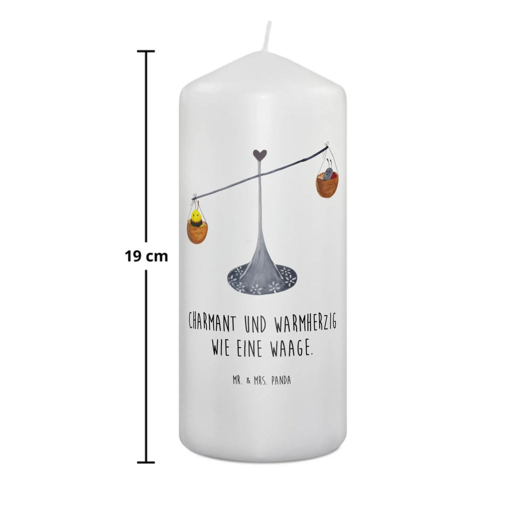 Kerze Sternzeichen Waage Bedruckte Kerze, Wunschkerze, Kerze Mit Motiv, Osterkerze, Laternenkerze, Handgemachte Kerze, Blockkerze, Stumpenkerze, Gartenkerze, Tischkerze, Tafelkerze, Weihnachtskerze, Schmuckkerze, Zylinderkerze, Geburtstagskerze, Geburtskerze, Dekokerze, Grosse Kerze, Erinnerungslicht, Hochzeitskerze, Wachskerze, Adventskerze, Dekorative Kerze, Dinnerkerze, Kommunionskerze, Erinnerungskerze, Kerze Mit Spruch, Horoskop, Astrologie, Aszendent, Tierkreiszeichen, Sternzeichen, Geschenk Oktober, Geburtstag Oktober, Geburtstag September, Waage Geschenk, Waage Sternzeichen, Waage, Marienkäfer, Biene, Geschenk September, Gleichgewicht, Hummel