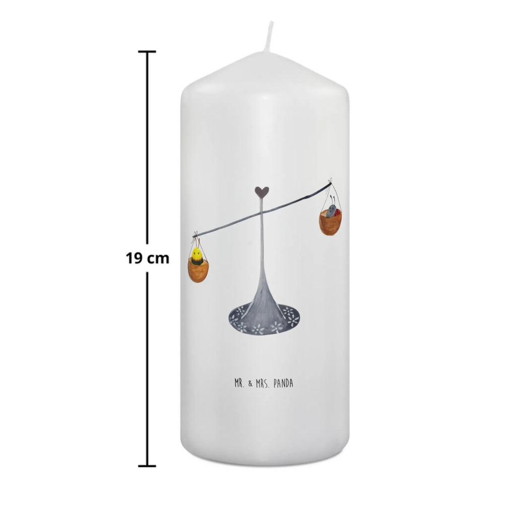 Kerze Sternzeichen Waage Bedruckte Kerze, Wunschkerze, Kerze Mit Motiv, Osterkerze, Laternenkerze, Handgemachte Kerze, Blockkerze, Stumpenkerze, Gartenkerze, Tischkerze, Tafelkerze, Weihnachtskerze, Schmuckkerze, Zylinderkerze, Geburtstagskerze, Geburtskerze, Dekokerze, Grosse Kerze, Erinnerungslicht, Hochzeitskerze, Wachskerze, Adventskerze, Dekorative Kerze, Dinnerkerze, Kommunionskerze, Erinnerungskerze, Kerze Mit Spruch, Horoskop, Astrologie, Aszendent, Tierkreiszeichen, Sternzeichen, Geschenk Oktober, Geburtstag Oktober, Geburtstag September, Waage Geschenk, Waage Sternzeichen, Waage, Marienkäfer, Biene, Geschenk September, Gleichgewicht, Hummel