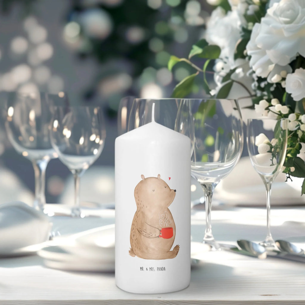 Candle bear Coffee Tischkerze, Geburtstagskerze, Osterkerze, Bedruckte Kerze, Gartenkerze, Handgemachte Kerze, Dekorative Kerze, Geburtskerze, Dekokerze, Kerze Mit Motiv, Erinnerungslicht, Adventskerze, Grosse Kerze, Blockkerze, Weihnachtskerze, Dinnerkerze, Wunschkerze, Laternenkerze, Schmuckkerze, Erinnerungskerze, Zylinderkerze, Hochzeitskerze, Kommunionskerze, Tafelkerze, Wachskerze, Kerze Mit Spruch, Stumpenkerze, Teddybär, Teddy, Bär, Morgenroutine, Coffee, Guten Morgen, Kaffee, Welt Erobern, Welt Retten, Motivation, Bären