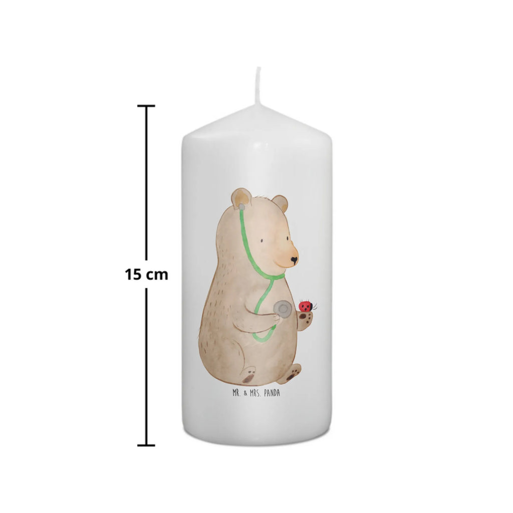 Candle bear Physician Zylinderkerze, Dekokerze, Dekorative Kerze, Kerze Mit Motiv, Schmuckkerze, Kerze Mit Spruch, Erinnerungslicht, Geburtstagskerze, Grosse Kerze, Gartenkerze, Tafelkerze, Geburtskerze, Wachskerze, Bedruckte Kerze, Handgemachte Kerze, Kommunionskerze, Blockkerze, Osterkerze, Dinnerkerze, Laternenkerze, Stumpenkerze, Wunschkerze, Adventskerze, Hochzeitskerze, Tischkerze, Weihnachtskerze, Erinnerungskerze, Teddy, Bär, Teddybär, Professor, Arzt, Doktorin, Professorin, Doktor, Ärztin