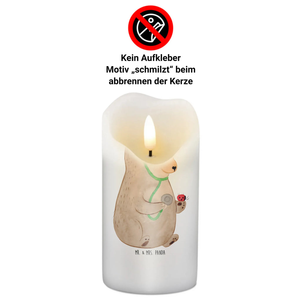 Candle bear Physician Zylinderkerze, Dekokerze, Dekorative Kerze, Kerze Mit Motiv, Schmuckkerze, Kerze Mit Spruch, Erinnerungslicht, Geburtstagskerze, Grosse Kerze, Gartenkerze, Tafelkerze, Geburtskerze, Wachskerze, Bedruckte Kerze, Handgemachte Kerze, Kommunionskerze, Blockkerze, Osterkerze, Dinnerkerze, Laternenkerze, Stumpenkerze, Wunschkerze, Adventskerze, Hochzeitskerze, Tischkerze, Weihnachtskerze, Erinnerungskerze, Teddy, Bär, Teddybär, Professor, Arzt, Doktorin, Professorin, Doktor, Ärztin