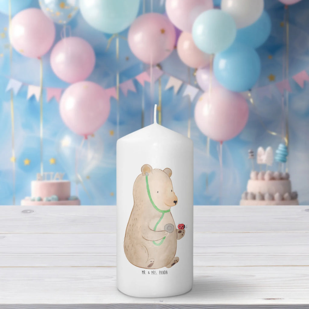 Candle bear Physician Zylinderkerze, Dekokerze, Dekorative Kerze, Kerze Mit Motiv, Schmuckkerze, Kerze Mit Spruch, Erinnerungslicht, Geburtstagskerze, Grosse Kerze, Gartenkerze, Tafelkerze, Geburtskerze, Wachskerze, Bedruckte Kerze, Handgemachte Kerze, Kommunionskerze, Blockkerze, Osterkerze, Dinnerkerze, Laternenkerze, Stumpenkerze, Wunschkerze, Adventskerze, Hochzeitskerze, Tischkerze, Weihnachtskerze, Erinnerungskerze, Teddy, Bär, Teddybär, Professor, Arzt, Doktorin, Professorin, Doktor, Ärztin