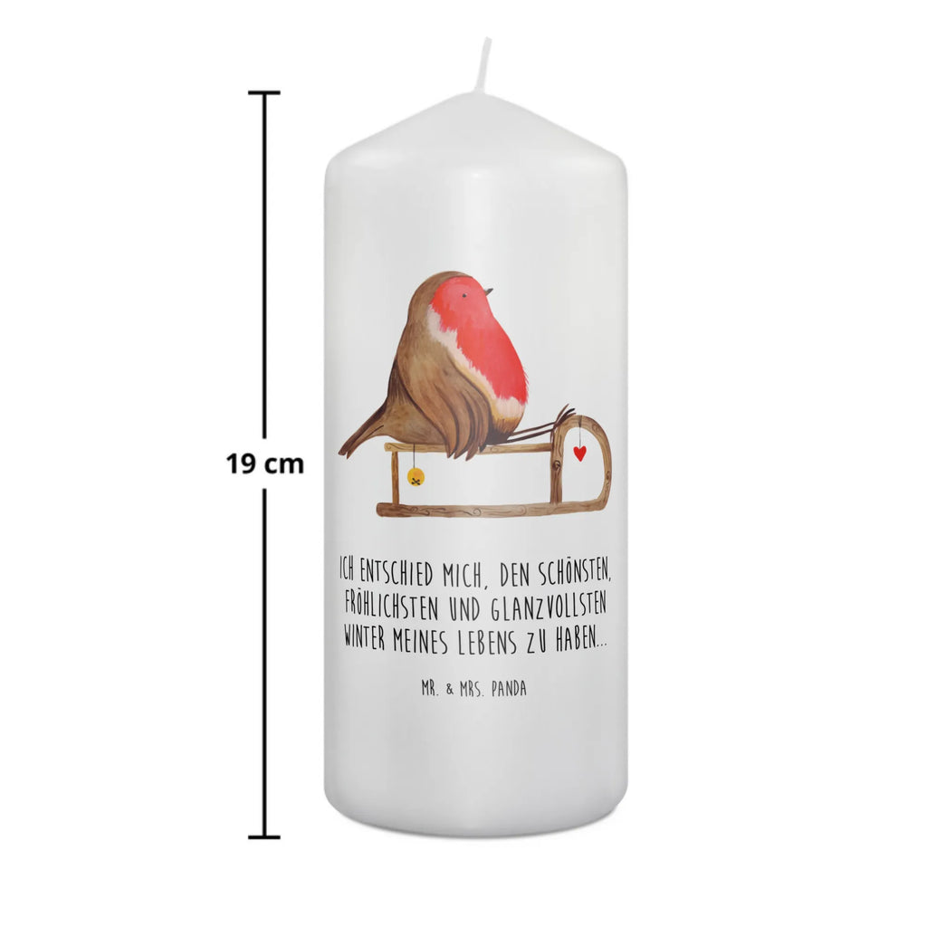 Candle robin Sleds Zylinderkerze, Kerze Mit Spruch, Grosse Kerze, Tischkerze, Hochzeitskerze, Dinnerkerze, Kerze Mit Motiv, Geburtskerze, Gartenkerze, Kommunionskerze, Weihnachtskerze, Wachskerze, Erinnerungskerze, Stumpenkerze, Tafelkerze, Adventskerze, Wunschkerze, Erinnerungslicht, Laternenkerze, Dekorative Kerze, Schmuckkerze, Geburtstagskerze, Bedruckte Kerze, Handgemachte Kerze, Blockkerze, Osterkerze, Dekokerze, Weihnachten, Winter, Weihnachtsdeko, Nikolaus, Advent, Heiligabend, Wintermotiv, Schlitten, Vogel