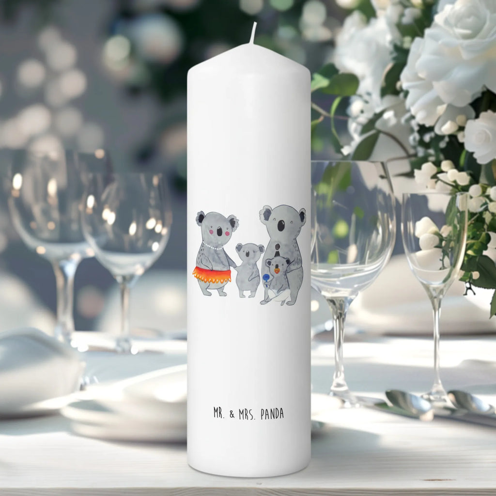 Candle Koala Family Wachskerze, Tischkerze, Schmuckkerze, Erinnerungslicht, Gartenkerze, Dekorative Kerze, Kommunionskerze, Geburtstagskerze, Handgemachte Kerze, Tafelkerze, Bedruckte Kerze, Geburtskerze, Blockkerze, Weihnachtskerze, Adventskerze, Dinnerkerze, Dekokerze, Stumpenkerze, Laternenkerze, Zylinderkerze, Wunschkerze, Kerze Mit Spruch, Grosse Kerze, Osterkerze, Erinnerungskerze, Kerze Mit Motiv, Hochzeitskerze, Oma, Papa, Mama, Vatertag, Bruder, Schwester, Familie, Muttertag, Opa, Geschwister, Family, Kinder, Koalas, Familienleben, Koala