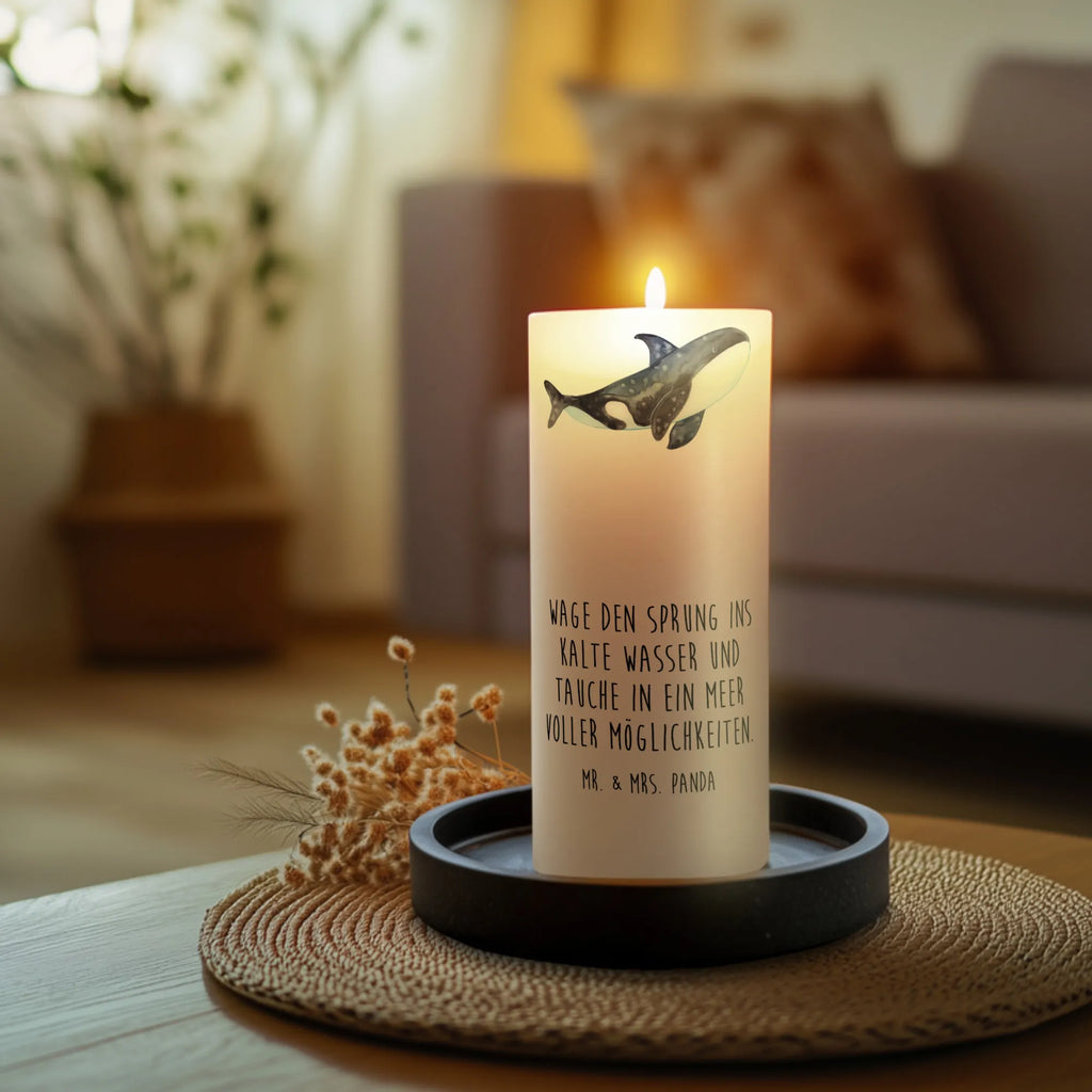 Candle Orca Dekorative Kerze, Kerze Mit Motiv, Wachskerze, Geburtstagskerze, Dekokerze, Tischkerze, Erinnerungskerze, Kerze Mit Spruch, Grosse Kerze, Laternenkerze, Dinnerkerze, Schmuckkerze, Weihnachtskerze, Wunschkerze, Tafelkerze, Zylinderkerze, Geburtskerze, Erinnerungslicht, Hochzeitskerze, Bedruckte Kerze, Gartenkerze, Osterkerze, Handgemachte Kerze, Blockkerze, Kommunionskerze, Adventskerze, Stumpenkerze, Meer, Urlaub, Meerestiere, Motivation, Selbstliebe, Startup, Arbeit, Orcas, Orca, Killerwal, Möglichkeiten, Neustart, Wal, Büro