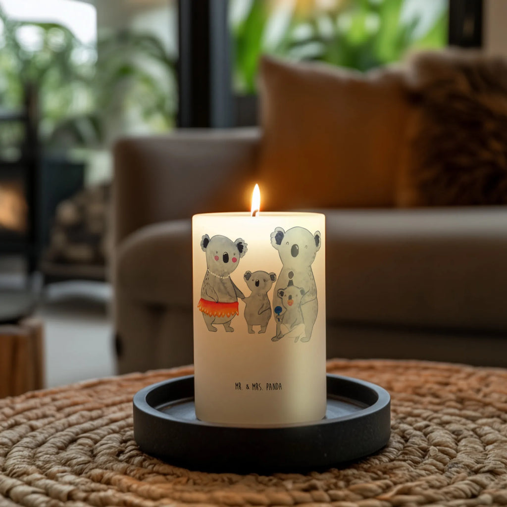Candle Koala Family Wachskerze, Tischkerze, Schmuckkerze, Erinnerungslicht, Gartenkerze, Dekorative Kerze, Kommunionskerze, Geburtstagskerze, Handgemachte Kerze, Tafelkerze, Bedruckte Kerze, Geburtskerze, Blockkerze, Weihnachtskerze, Adventskerze, Dinnerkerze, Dekokerze, Stumpenkerze, Laternenkerze, Zylinderkerze, Wunschkerze, Kerze Mit Spruch, Grosse Kerze, Osterkerze, Erinnerungskerze, Kerze Mit Motiv, Hochzeitskerze, Oma, Papa, Mama, Vatertag, Bruder, Schwester, Familie, Muttertag, Opa, Geschwister, Family, Kinder, Koalas, Familienleben, Koala