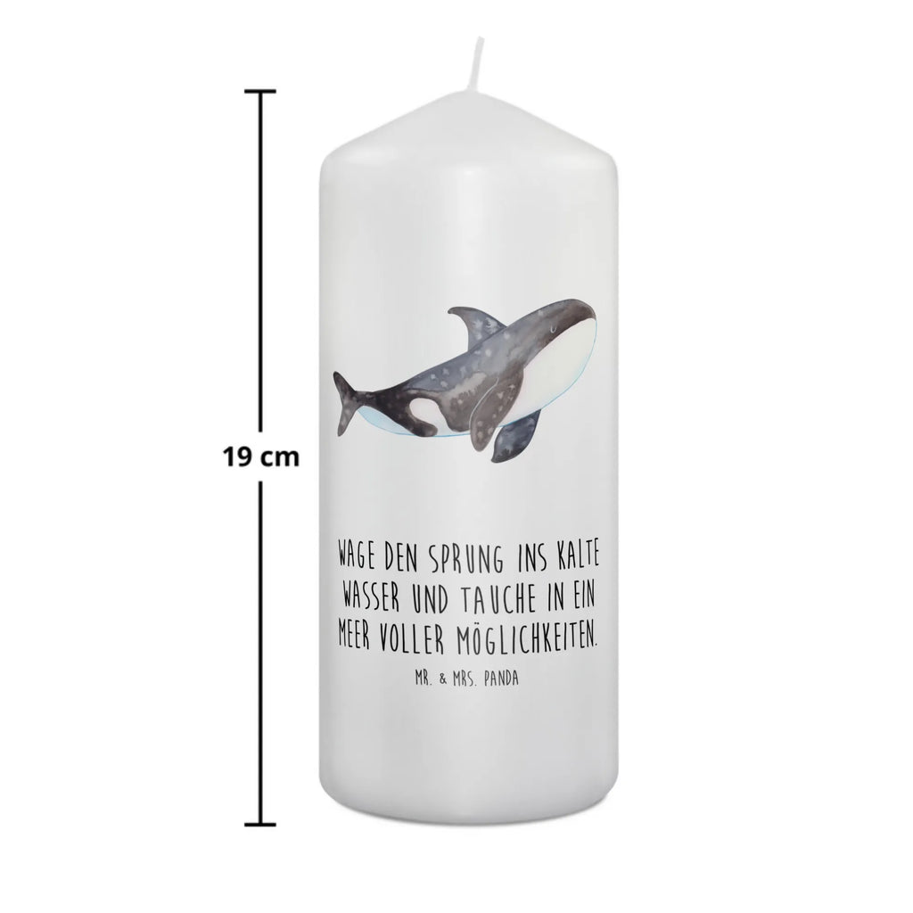 Candle Orca Dekorative Kerze, Kerze Mit Motiv, Wachskerze, Geburtstagskerze, Dekokerze, Tischkerze, Erinnerungskerze, Kerze Mit Spruch, Grosse Kerze, Laternenkerze, Dinnerkerze, Schmuckkerze, Weihnachtskerze, Wunschkerze, Tafelkerze, Zylinderkerze, Geburtskerze, Erinnerungslicht, Hochzeitskerze, Bedruckte Kerze, Gartenkerze, Osterkerze, Handgemachte Kerze, Blockkerze, Kommunionskerze, Adventskerze, Stumpenkerze, Meer, Urlaub, Meerestiere, Motivation, Selbstliebe, Startup, Arbeit, Orcas, Orca, Killerwal, Möglichkeiten, Neustart, Wal, Büro