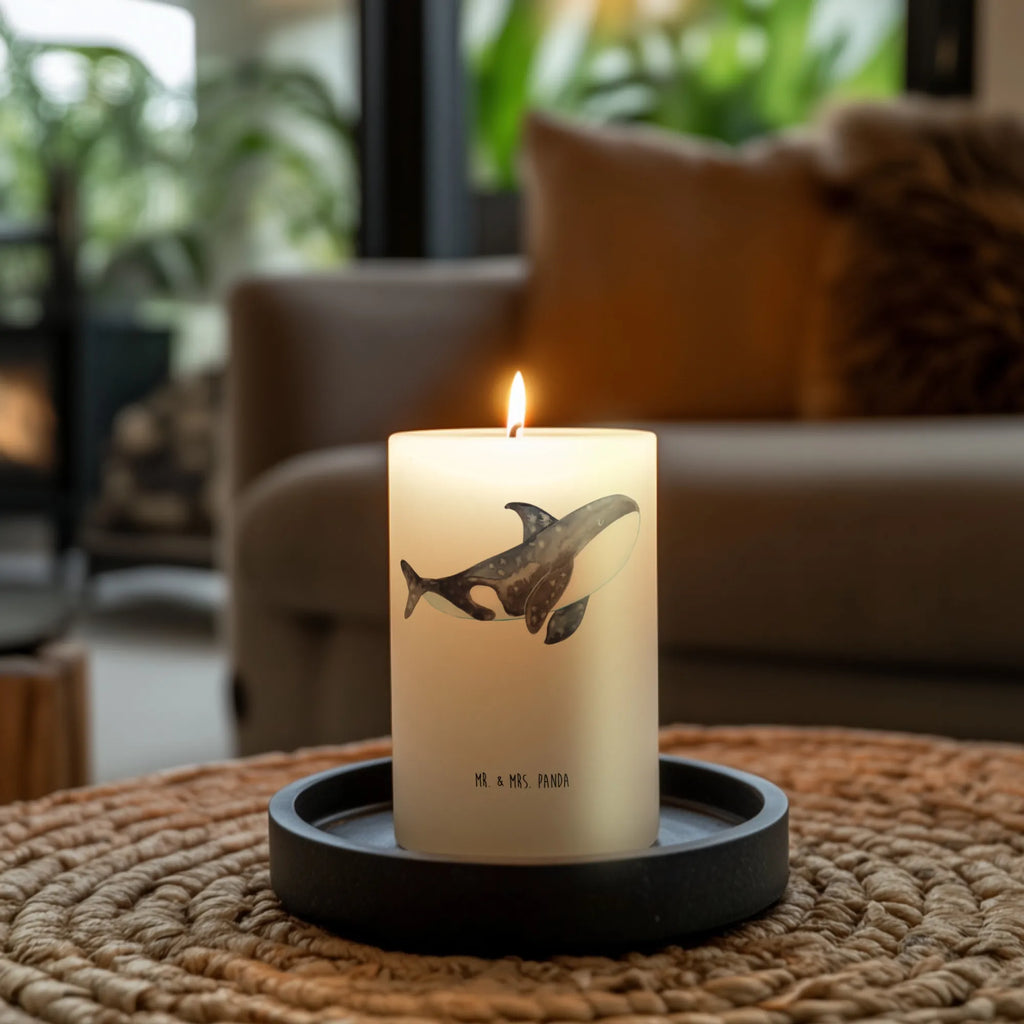 Candle Orca Dekorative Kerze, Kerze Mit Motiv, Wachskerze, Geburtstagskerze, Dekokerze, Tischkerze, Erinnerungskerze, Kerze Mit Spruch, Grosse Kerze, Laternenkerze, Dinnerkerze, Schmuckkerze, Weihnachtskerze, Wunschkerze, Tafelkerze, Zylinderkerze, Geburtskerze, Erinnerungslicht, Hochzeitskerze, Bedruckte Kerze, Gartenkerze, Osterkerze, Handgemachte Kerze, Blockkerze, Kommunionskerze, Adventskerze, Stumpenkerze, Meer, Urlaub, Meerestiere, Motivation, Selbstliebe, Startup, Arbeit, Orcas, Orca, Killerwal, Möglichkeiten, Neustart, Wal, Büro
