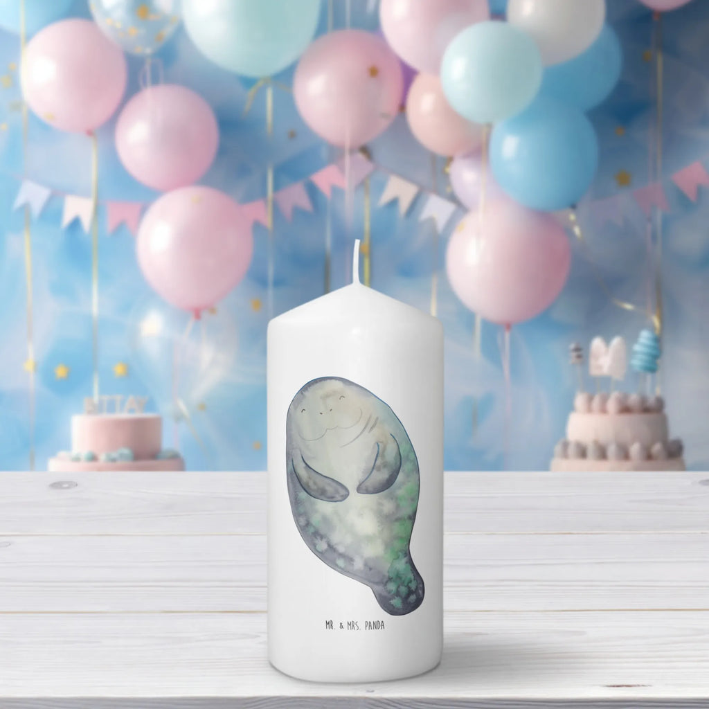 Candle manatee happy Gedenkkerze, Tischkerze, Metall-Kerze, Laternenkerze, Andachtskerze, Dinnerkerzenpaar, Kerze Mit Fotoeinleger, Kerze Für Hochzeit, Kerze Mit Gravur, Kerze Für Ostern, Kerze Mit Motiv, Kerze Für Taufe, Handgemachte Kerze, Sojawachskerze, Kerze Für Advent, Glas-Kerze, Kerze Mit Namensgravur, Fair-Trade-Kerze, Streukerze, Kerze Für Firmung, Bio-Kerze, Votivkerze, Handgegossene Kerze, Stumpenkerze, Stumpenkerzen-Set, Grabkerze, Kerze Für Weihnachten, Stabkerze, Kerze, Gartenkerze, Outdoor-Kerze, Stearin­kerze, Kerze Ohne Duft, Duftkerze, Dinnerkerze, Kerze Als Gastgeschenk, Blockkerze, Kerze Mit Spruch, Kerze Mit Duft, Kerze Für Kommunion, Kerze Für Geburtstag, Trauerkerze, Teelicht, Tafelkerze, Grablicht, Kerze Mit Prägung, Meerestiere, Meer, Urlaub, Respekt, Neustart, Zufrieden, Freundin, Neuanfang, Liebeskummer, Seekuh, Selbstliebe, Seekühe, Achtsamkeit