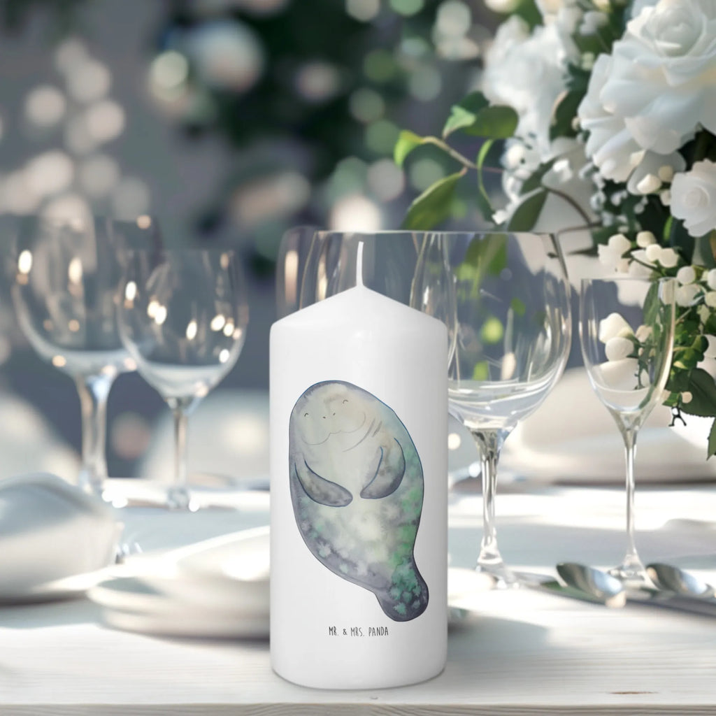 Candle manatee happy Gedenkkerze, Tischkerze, Metall-Kerze, Laternenkerze, Andachtskerze, Dinnerkerzenpaar, Kerze Mit Fotoeinleger, Kerze Für Hochzeit, Kerze Mit Gravur, Kerze Für Ostern, Kerze Mit Motiv, Kerze Für Taufe, Handgemachte Kerze, Sojawachskerze, Kerze Für Advent, Glas-Kerze, Kerze Mit Namensgravur, Fair-Trade-Kerze, Streukerze, Kerze Für Firmung, Bio-Kerze, Votivkerze, Handgegossene Kerze, Stumpenkerze, Stumpenkerzen-Set, Grabkerze, Kerze Für Weihnachten, Stabkerze, Kerze, Gartenkerze, Outdoor-Kerze, Stearin­kerze, Kerze Ohne Duft, Duftkerze, Dinnerkerze, Kerze Als Gastgeschenk, Blockkerze, Kerze Mit Spruch, Kerze Mit Duft, Kerze Für Kommunion, Kerze Für Geburtstag, Trauerkerze, Teelicht, Tafelkerze, Grablicht, Kerze Mit Prägung, Meerestiere, Meer, Urlaub, Respekt, Neustart, Zufrieden, Freundin, Neuanfang, Liebeskummer, Seekuh, Selbstliebe, Seekühe, Achtsamkeit