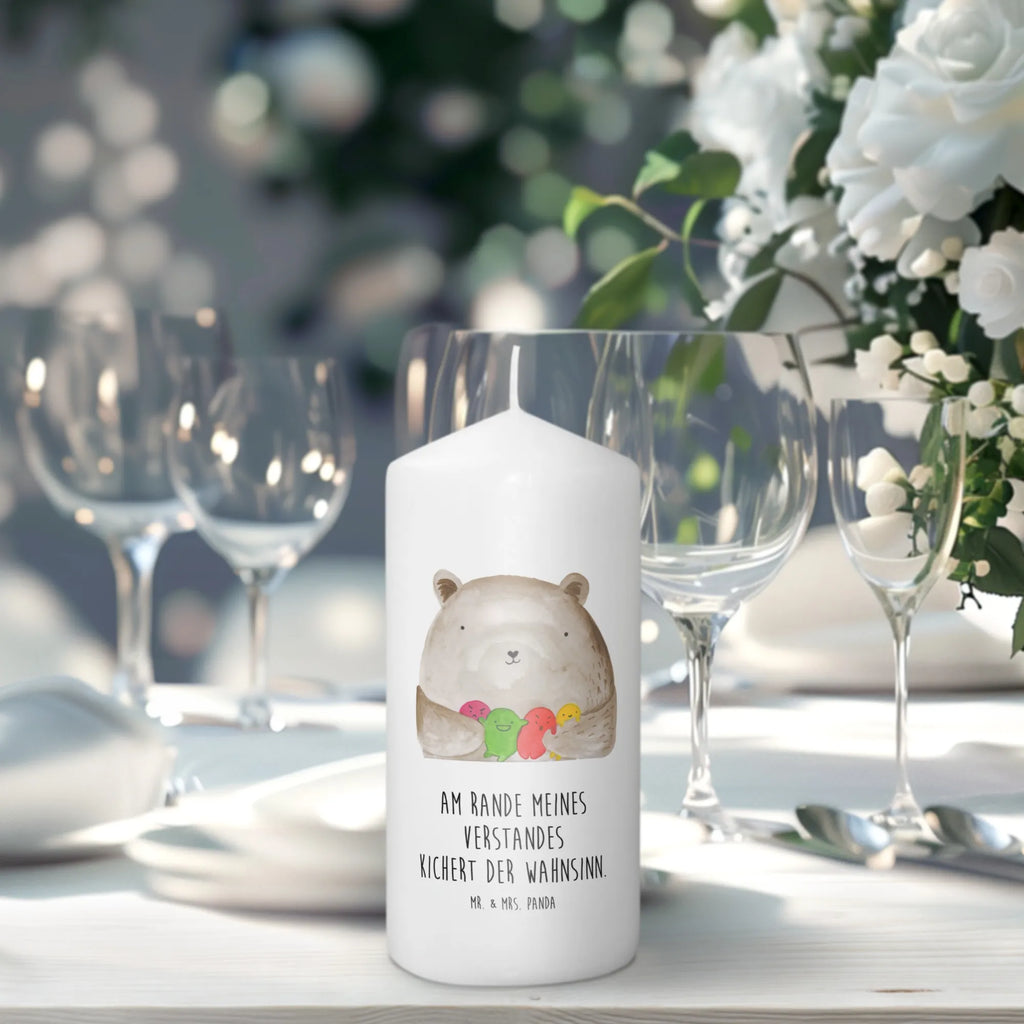 Candle bear Feeling Schmuckkerze, Osterkerze, Erinnerungslicht, Tischkerze, Kommunionskerze, Bedruckte Kerze, Grosse Kerze, Dekokerze, Hochzeitskerze, Dinnerkerze, Laternenkerze, Tafelkerze, Stumpenkerze, Erinnerungskerze, Handgemachte Kerze, Weihnachtskerze, Dekorative Kerze, Adventskerze, Blockkerze, Gartenkerze, Wachskerze, Zylinderkerze, Wunschkerze, Geburtskerze, Geburtstagskerze, Kerze Mit Motiv, Kerze Mit Spruch, Teddybär, Teddy, Bär, Durchgedreht, Wahnsinn, Verrückt