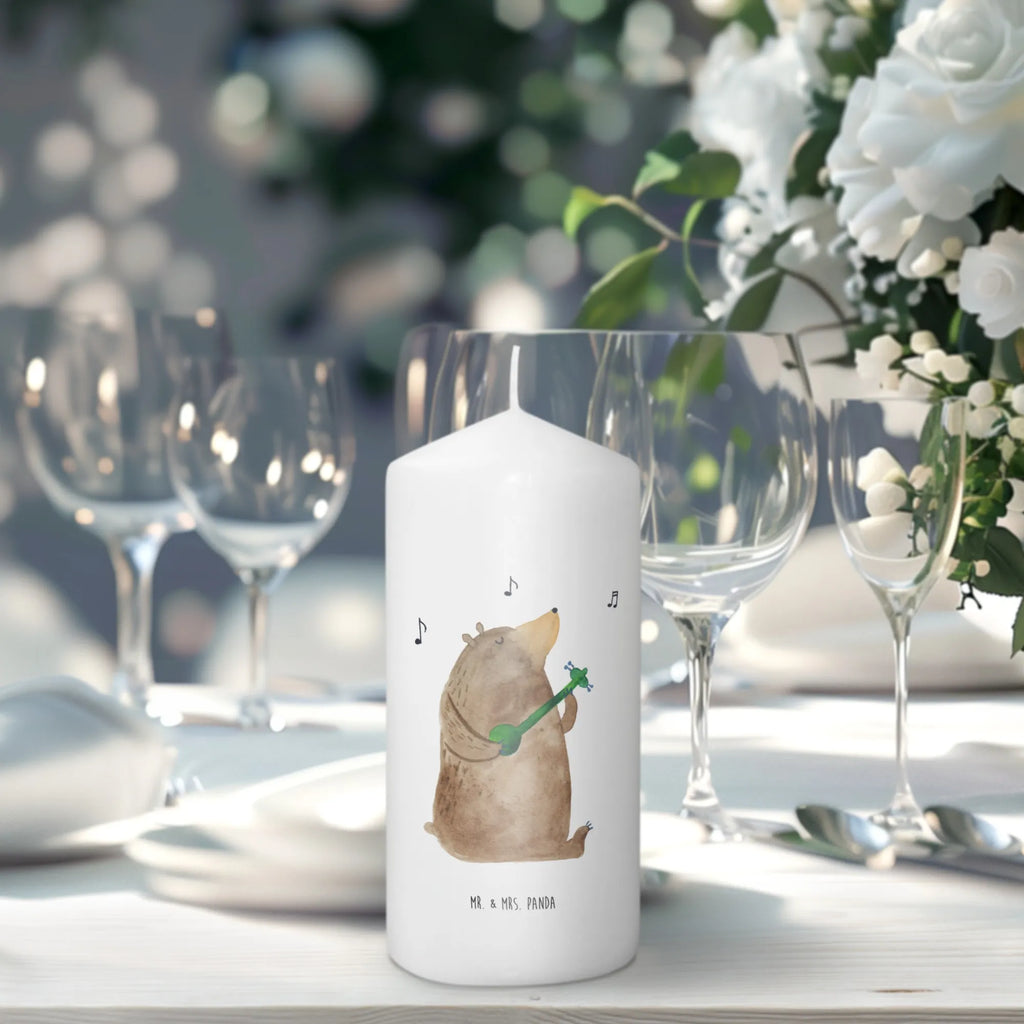 Kerze Bär Gitarre Osterkerze, Dinnerkerze, Wunschkerze, Tafelkerze, Geburtstagskerze, Kommunionskerze, Hochzeitskerze, Schmuckkerze, Weihnachtskerze, Bedruckte Kerze, Grosse Kerze, Blockkerze, Dekorative Kerze, Zylinderkerze, Geburtskerze, Wachskerze, Kerze Mit Spruch, Kerze Mit Motiv, Dekokerze, Tischkerze, Adventskerze, Handgemachte Kerze, Erinnerungskerze, Stumpenkerze, Laternenkerze, Erinnerungslicht, Gartenkerze, Teddybär, Teddy, Bär