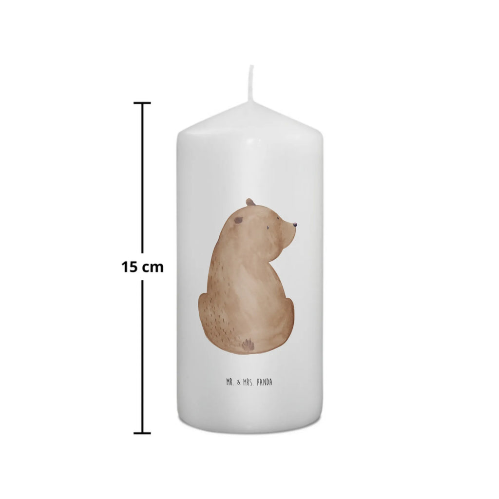Kerze Bär Schulterblick Kommunionskerze, Dinnerkerze, Erinnerungskerze, Laternenkerze, Geburtstagskerze, Stumpenkerze, Kerze Mit Motiv, Wunschkerze, Weihnachtskerze, Blockkerze, Handgemachte Kerze, Zylinderkerze, Tischkerze, Dekorative Kerze, Kerze Mit Spruch, Erinnerungslicht, Gartenkerze, Adventskerze, Grosse Kerze, Schmuckkerze, Tafelkerze, Hochzeitskerze, Wachskerze, Bedruckte Kerze, Dekokerze, Geburtskerze, Osterkerze, Teddybär, Teddy, Bär, Bärenliebe, Weisheit, Weltansicht, Selbstachtung, Motivation, Bären
