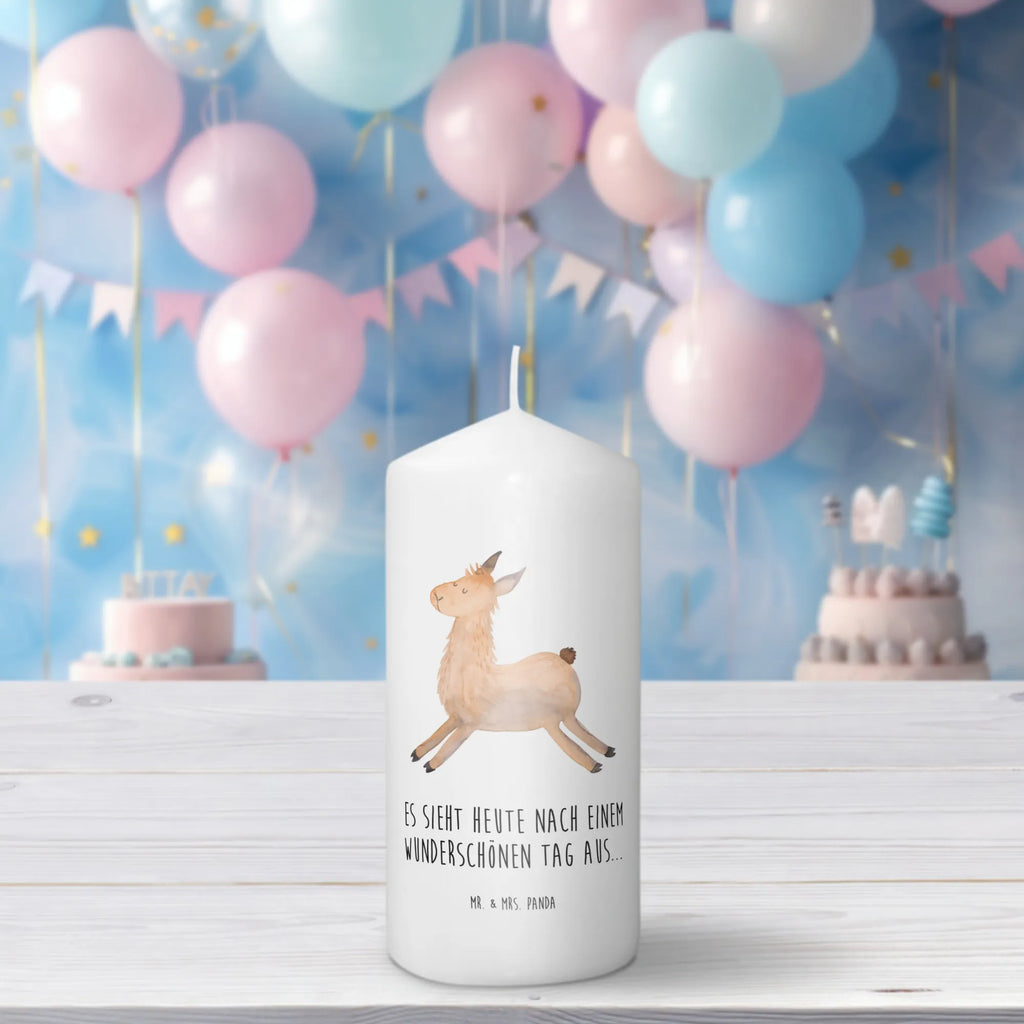 Kerze Lama Springen Kerze Mit Spruch, Blockkerze, Erinnerungslicht, Adventskerze, Handgemachte Kerze, Bedruckte Kerze, Kerze Mit Motiv, Laternenkerze, Geburtskerze, Wachskerze, Geburtstagskerze, Kommunionskerze, Weihnachtskerze, Stumpenkerze, Wunschkerze, Schmuckkerze, Dekorative Kerze, Zylinderkerze, Dekokerze, Erinnerungskerze, Tafelkerze, Gartenkerze, Hochzeitskerze, Grosse Kerze, Dinnerkerze, Osterkerze, Tischkerze, Alpaka, Lama, Lamas, Happy Day, Fröhlich, Neustart, Abitur, Prüfung, Start, Lieblingstag, Guten Morgen, Freundin, Liebeskummer, Glück