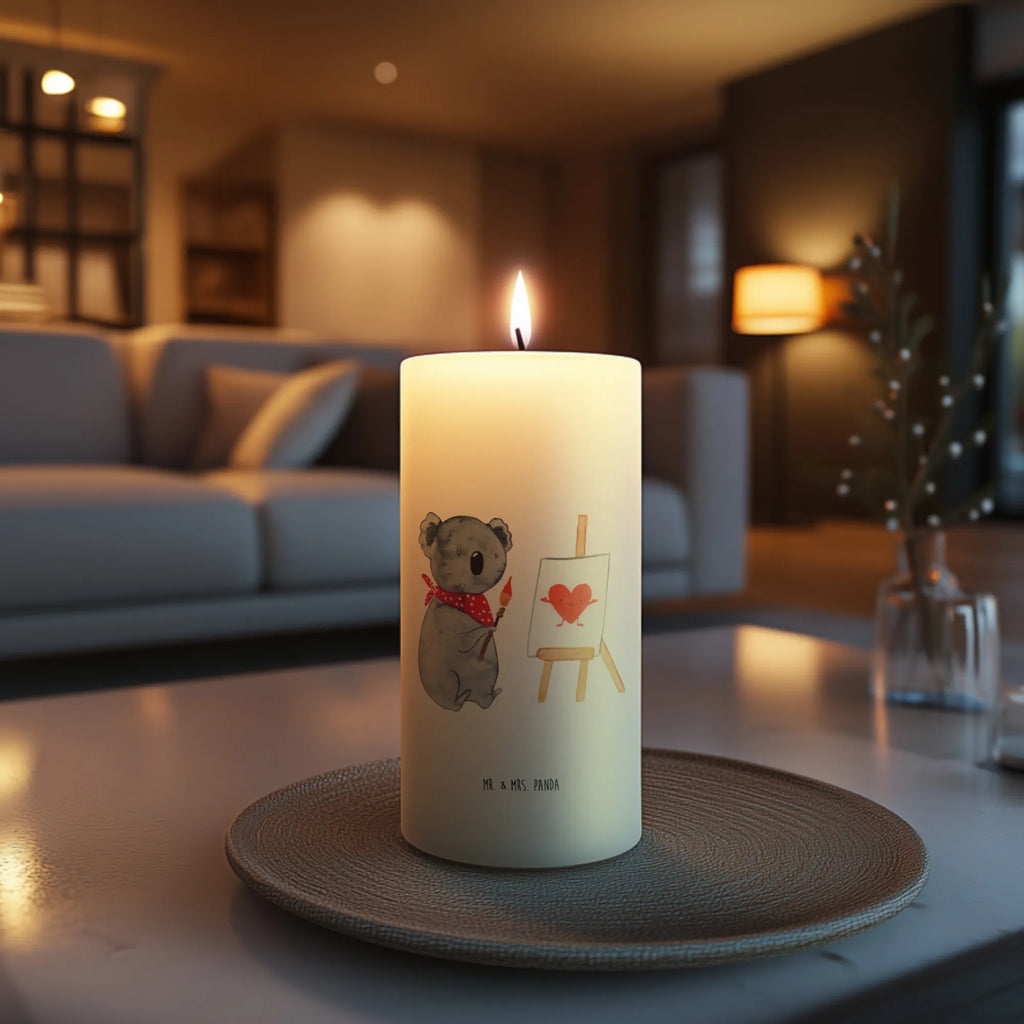 Candle Koala bear Artist Adventskerze, Stumpenkerze, Geburtstagskerze, Dekokerze, Osterkerze, Tischkerze, Kerze Mit Motiv, Erinnerungskerze, Erinnerungslicht, Dekorative Kerze, Weihnachtskerze, Geburtskerze, Hochzeitskerze, Grosse Kerze, Kerze Mit Spruch, Tafelkerze, Wunschkerze, Blockkerze, Kommunionskerze, Gartenkerze, Laternenkerze, Zylinderkerze, Bedruckte Kerze, Dinnerkerze, Schmuckkerze, Wachskerze, Handgemachte Kerze, Koalabär, Koala, Zeichnen, Liebensbeweis, Gefühle, Liebesgeschenk, Künstler, Liebe