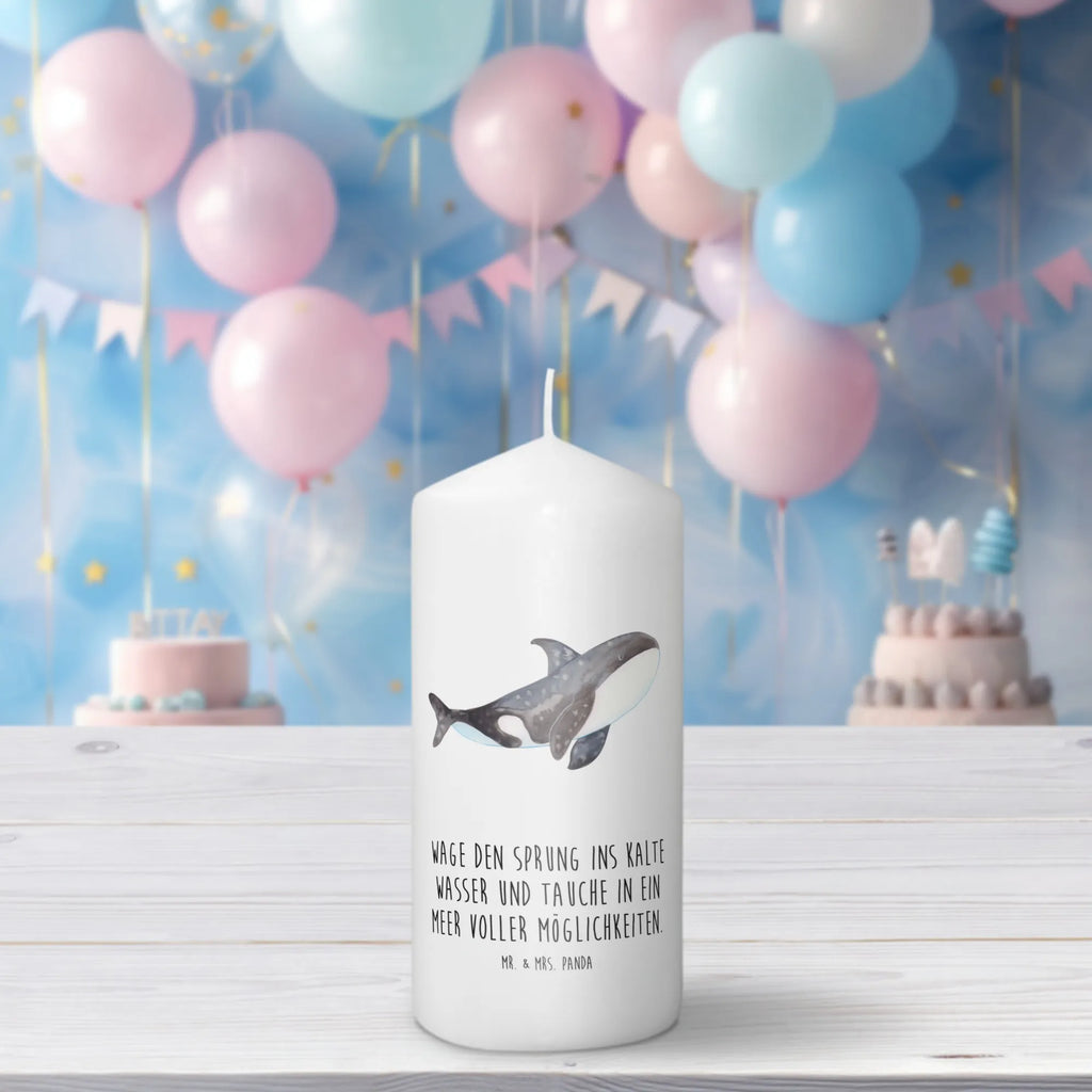 Candle Orca Dekorative Kerze, Kerze Mit Motiv, Wachskerze, Geburtstagskerze, Dekokerze, Tischkerze, Erinnerungskerze, Kerze Mit Spruch, Grosse Kerze, Laternenkerze, Dinnerkerze, Schmuckkerze, Weihnachtskerze, Wunschkerze, Tafelkerze, Zylinderkerze, Geburtskerze, Erinnerungslicht, Hochzeitskerze, Bedruckte Kerze, Gartenkerze, Osterkerze, Handgemachte Kerze, Blockkerze, Kommunionskerze, Adventskerze, Stumpenkerze, Meer, Urlaub, Meerestiere, Motivation, Selbstliebe, Startup, Arbeit, Orcas, Orca, Killerwal, Möglichkeiten, Neustart, Wal, Büro