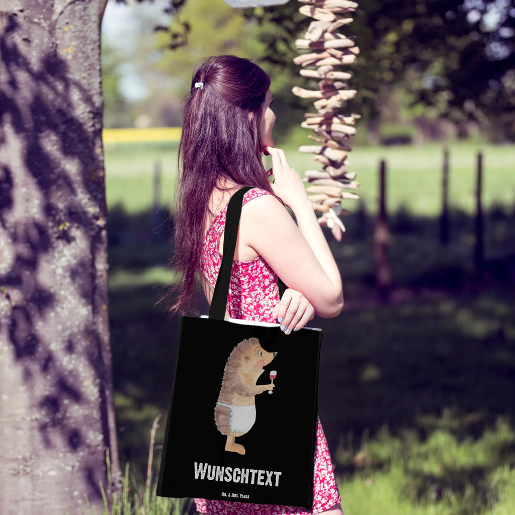 Personalisierte Tragetasche Igel mit Wein Personalisierte Tasche, Tragetasche mit Namen, Personalisierter Stoffbeutel, Personalisierte Beuteltasche, Personalisierter Beutel, Personalisierte Einkaufstasche, Personalisierter Jutebeutel, Stoffbeutel mit Namen, Personalisierte Kindergartentasche, Einkaufstasche mit Namen, Personalisierte Jutetasche, Tiermotive, Gute Laune, lustige Sprüche, Tiere, Geschenk Weinliebhaber, Rotwein, Wein Spruch, Igel, Geschenk Weintrinker, Wein trinken, Wein Deko, Weinglas, Weißwein